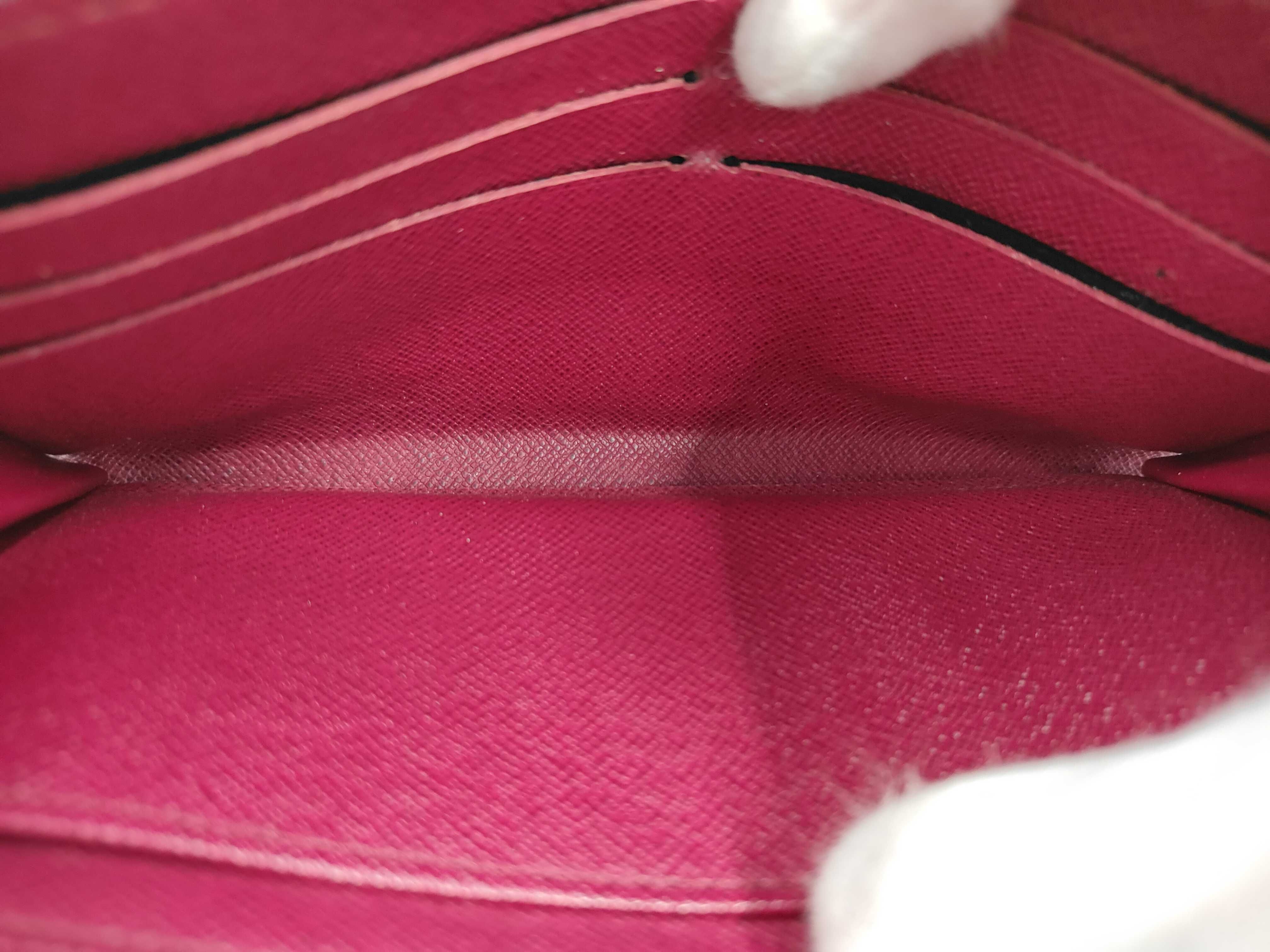 Sarah Wallet — view 6