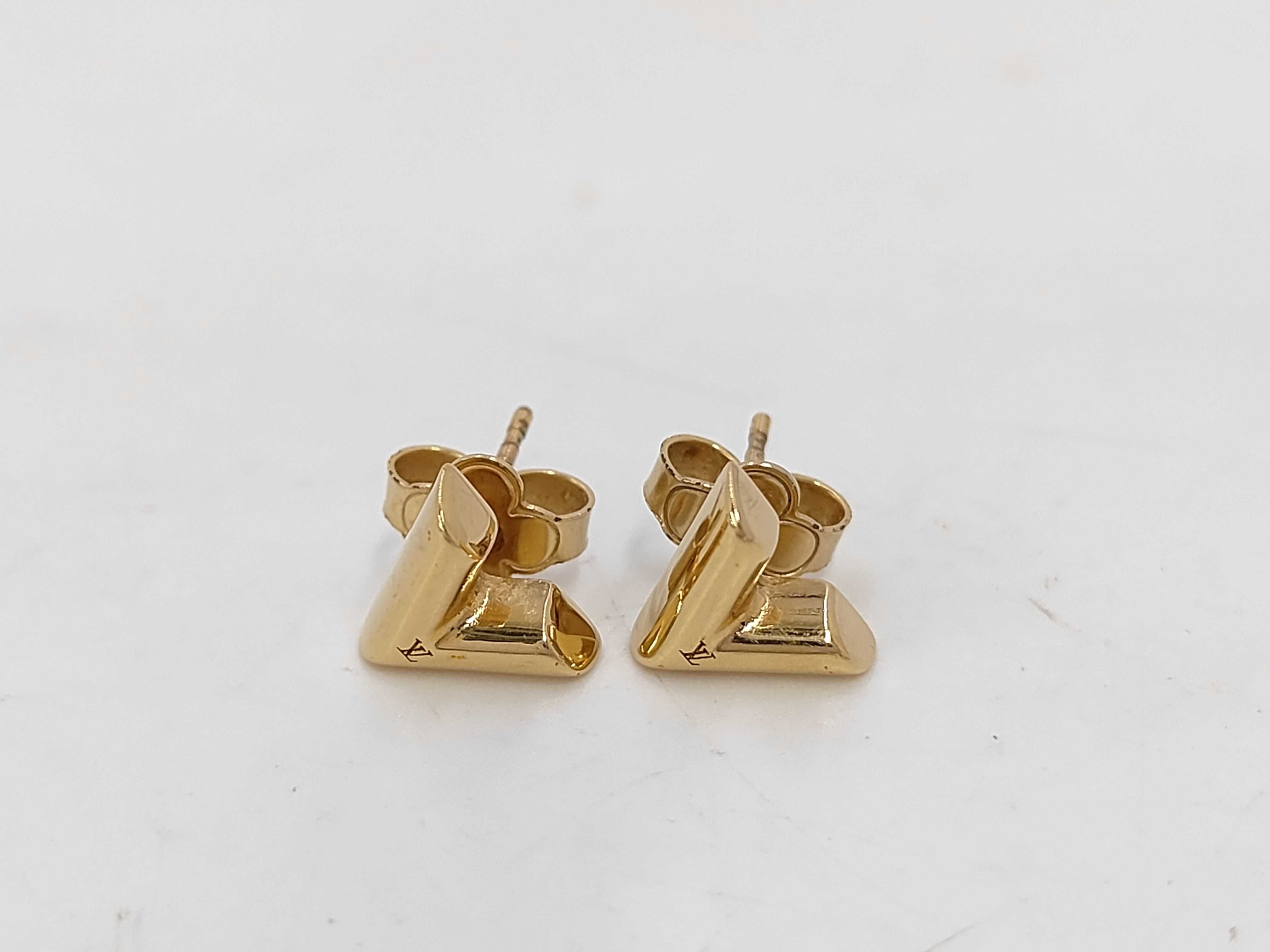 68153 Essential V Earrings