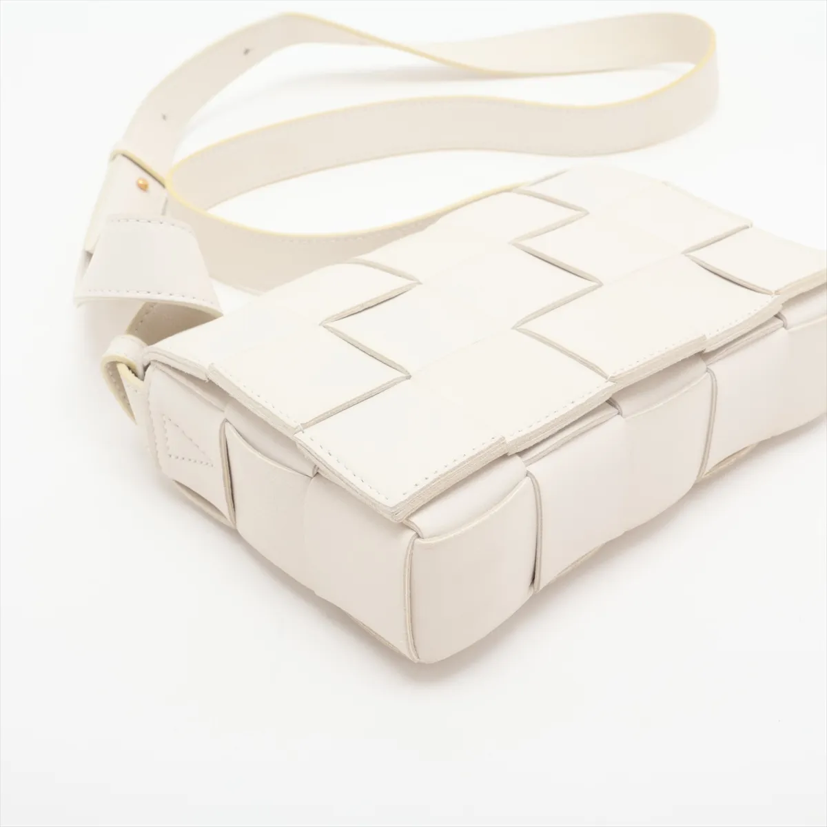 Maxi Intrecciato Cassette Leather Shoulder Bag, White — view 4