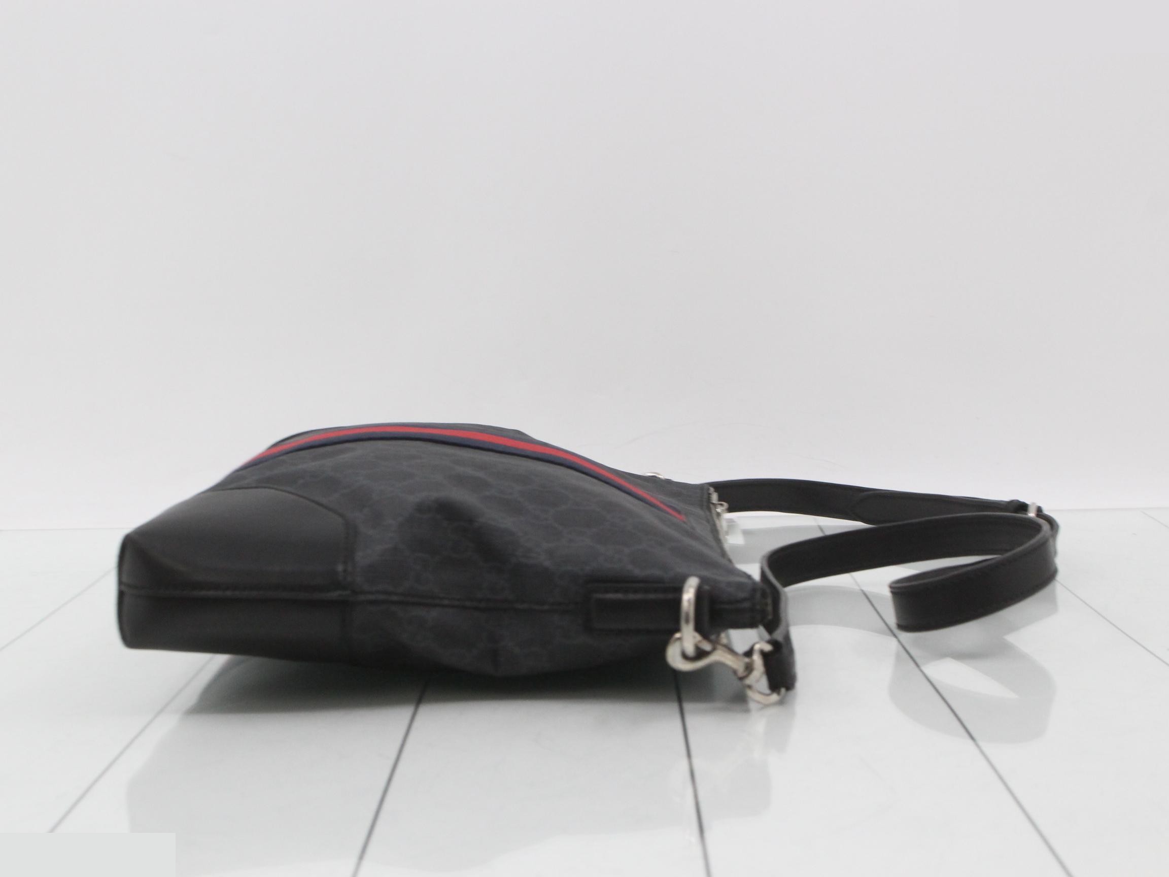 GG Supreme Web Line Shoulder Bag — view 3