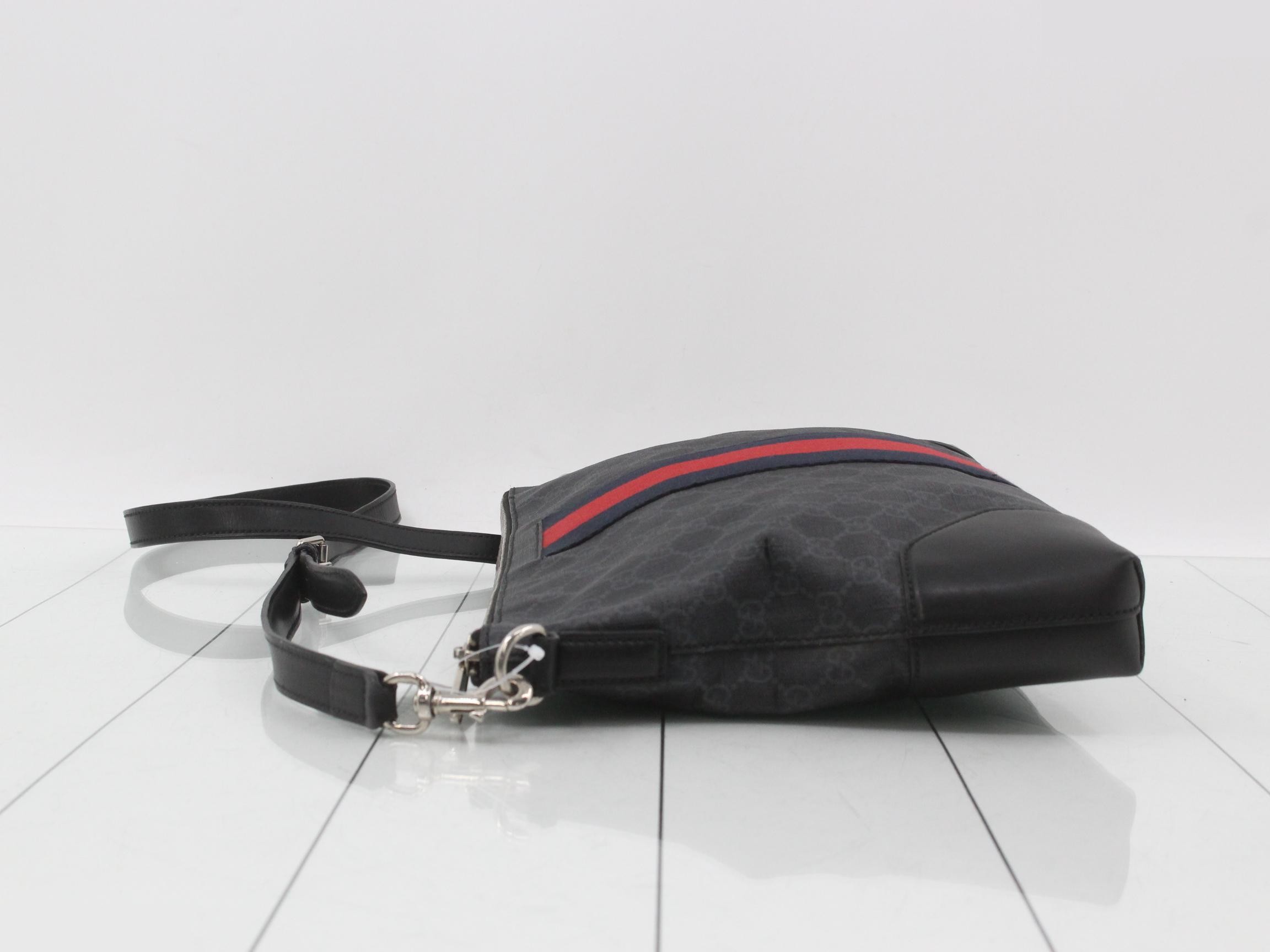 GG Supreme Web Line Shoulder Bag — view 4