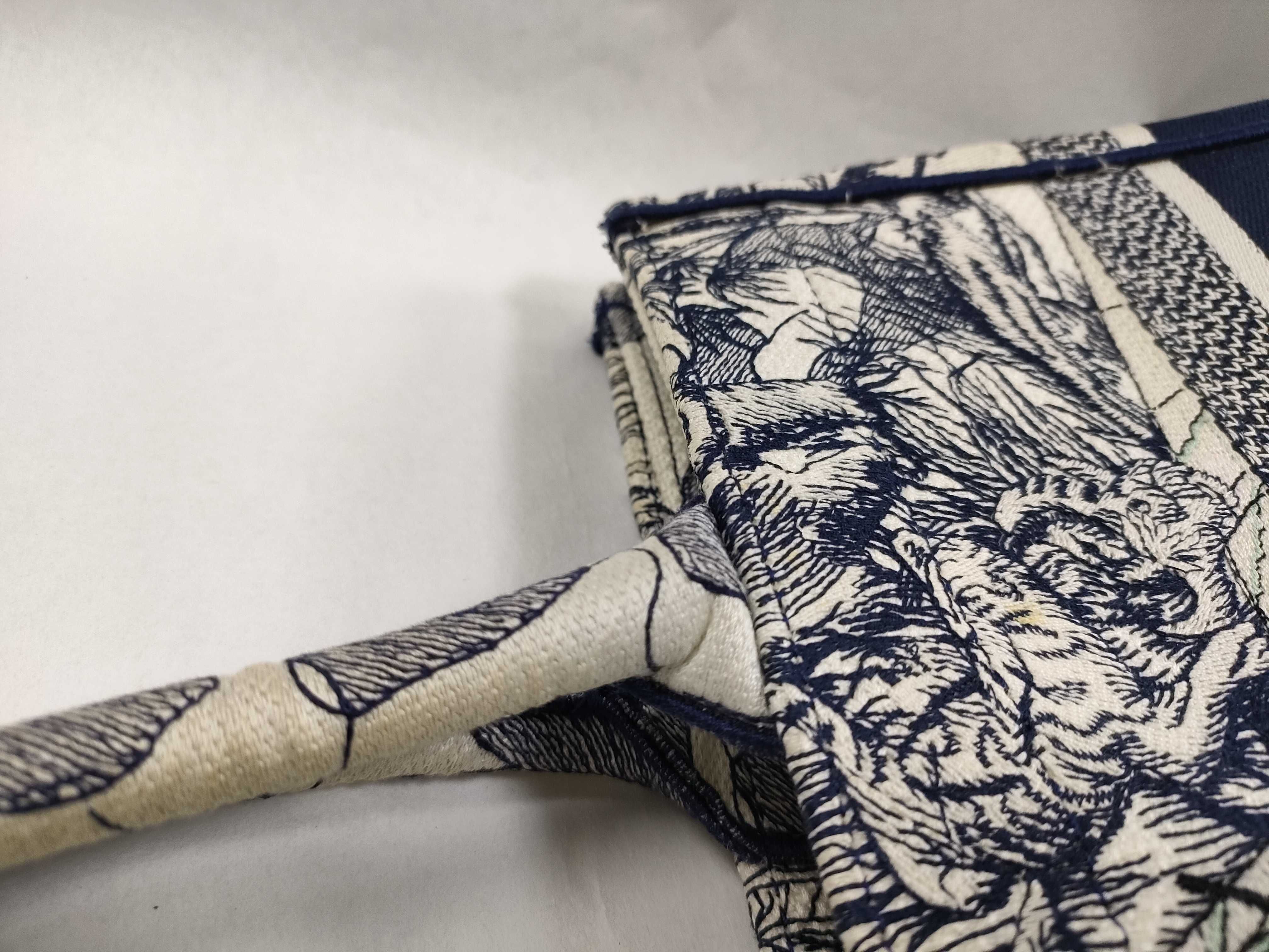 Book Tote Medium Canvas Tote Bag White x Navy Tote Bag — view 5