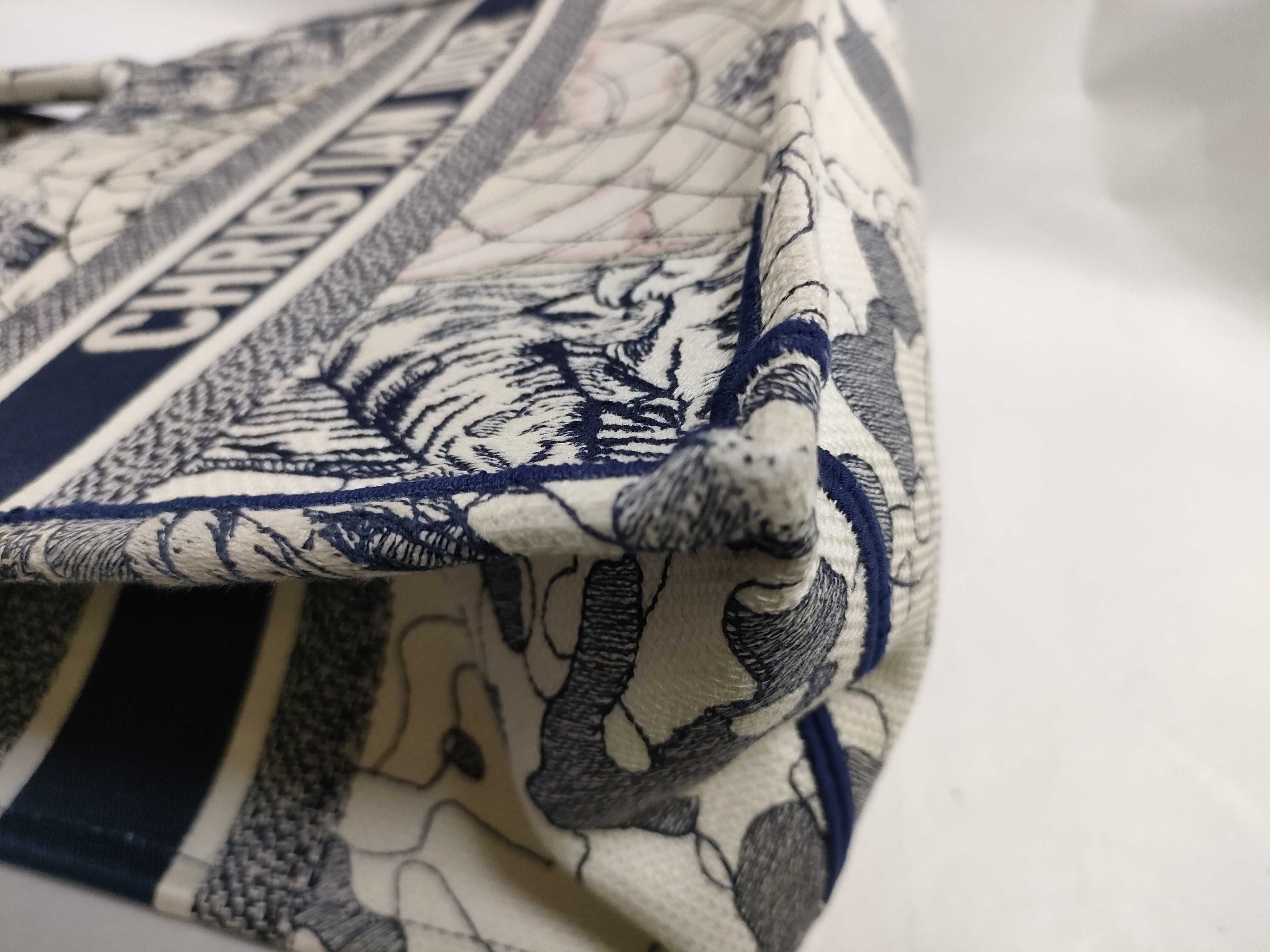 Book Tote Medium Canvas Tote Bag White x Navy Tote Bag — view 6