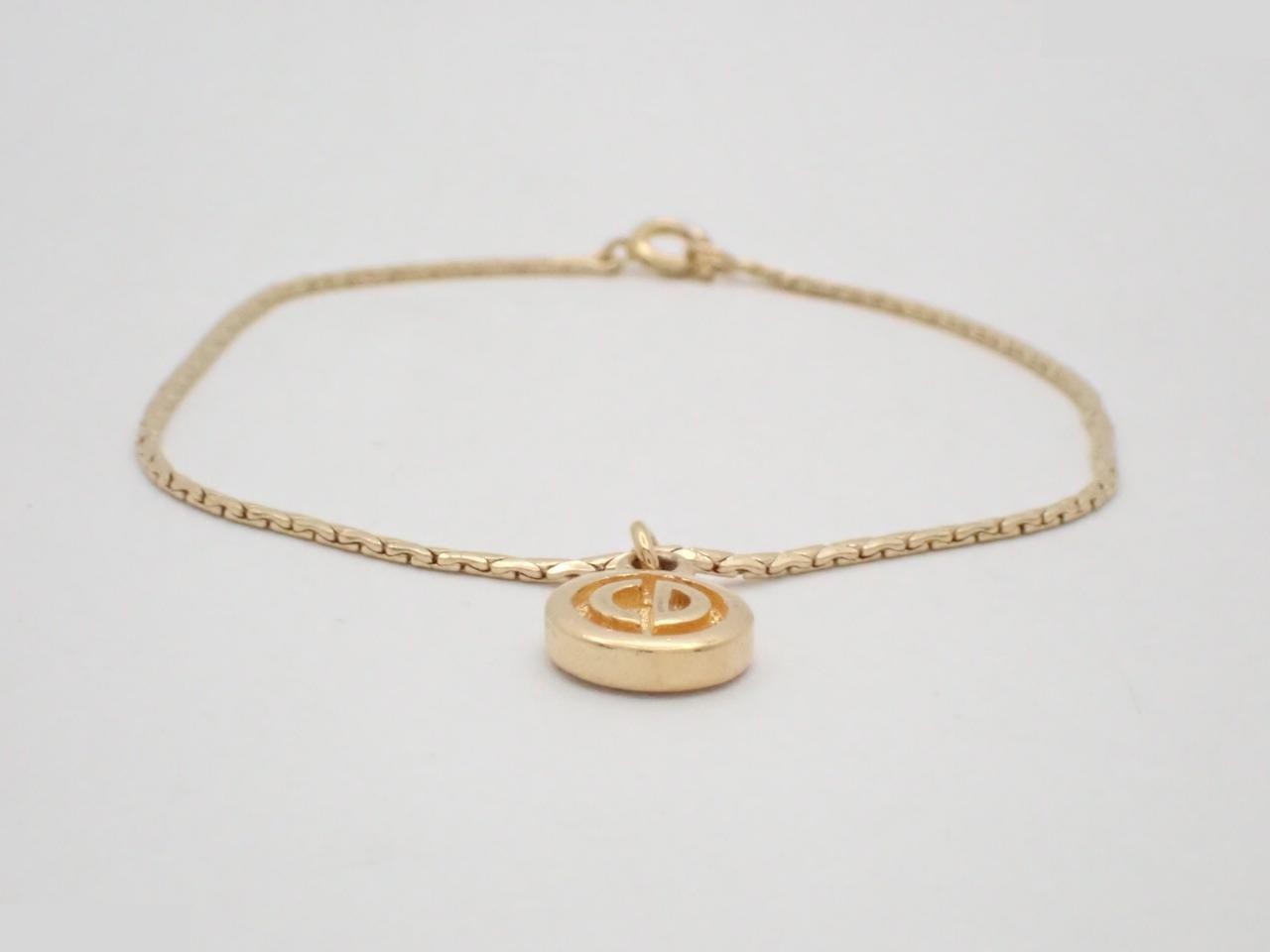 Other lines: Precious metal bracelets and bangles (metal), wrist circumference approximately 18 cm.