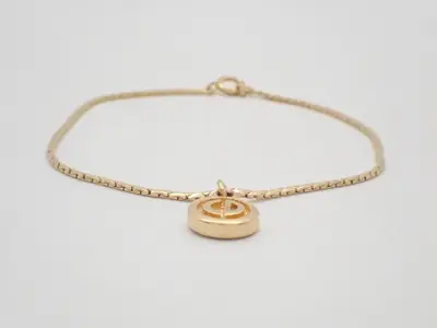 Other lines: Precious metal bracelets and bangles (metal), wrist circumference approximately 18 cm.