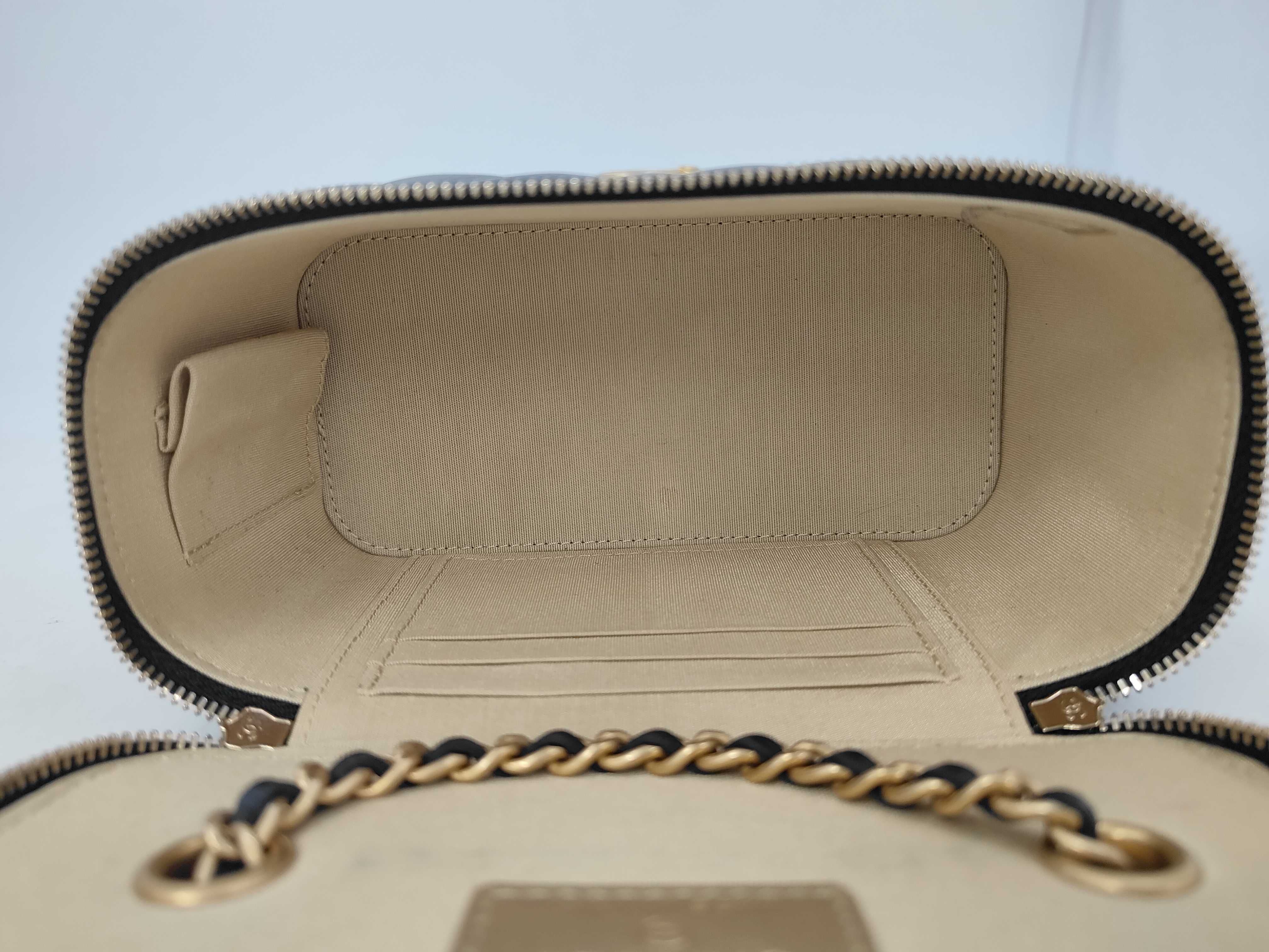 Matelassé Coco Ball Vanity Bag Shoulder Bag — view 9