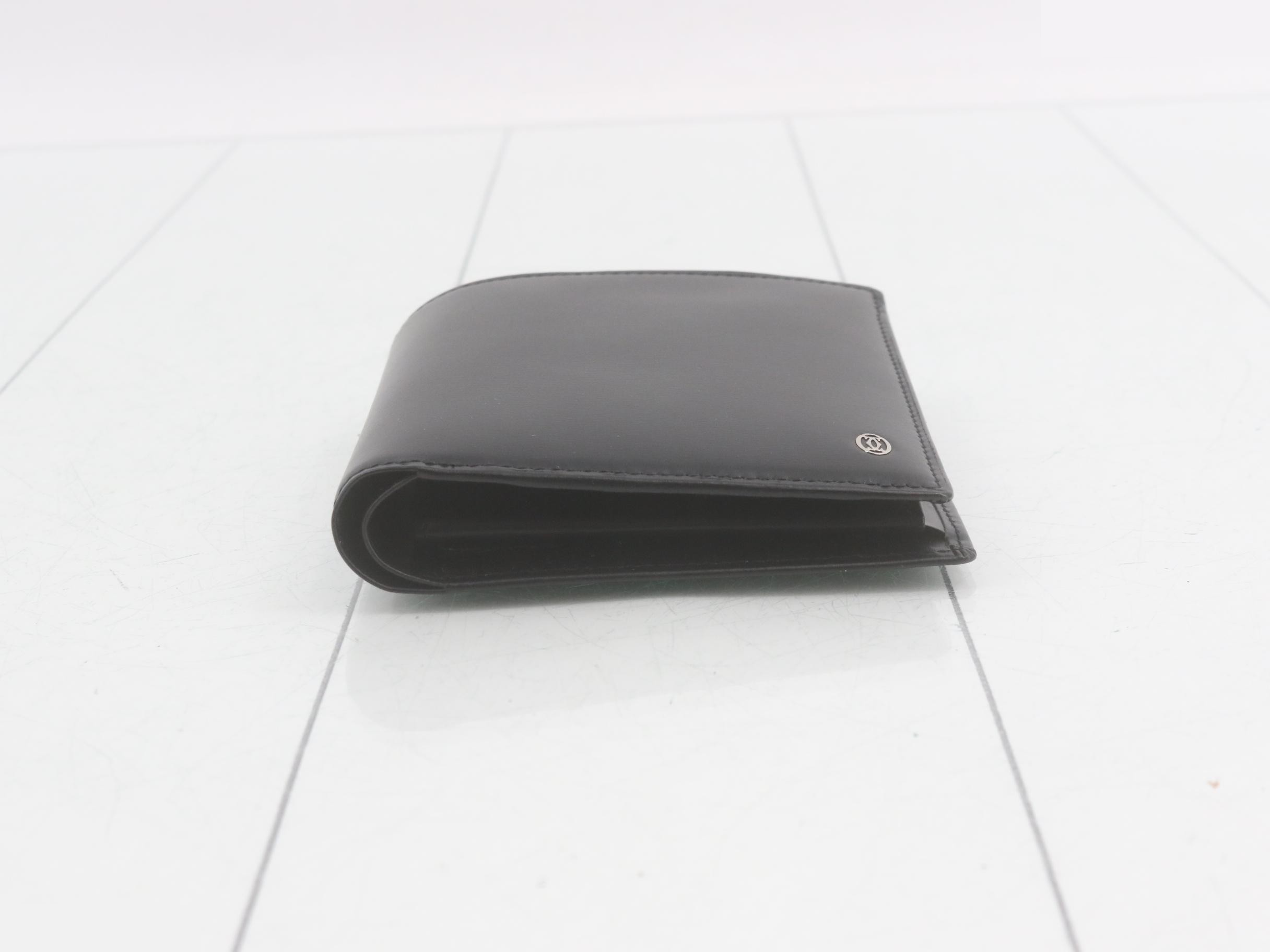 Bi-fold leather wallet, black, with S-shaped hardware. — view 3