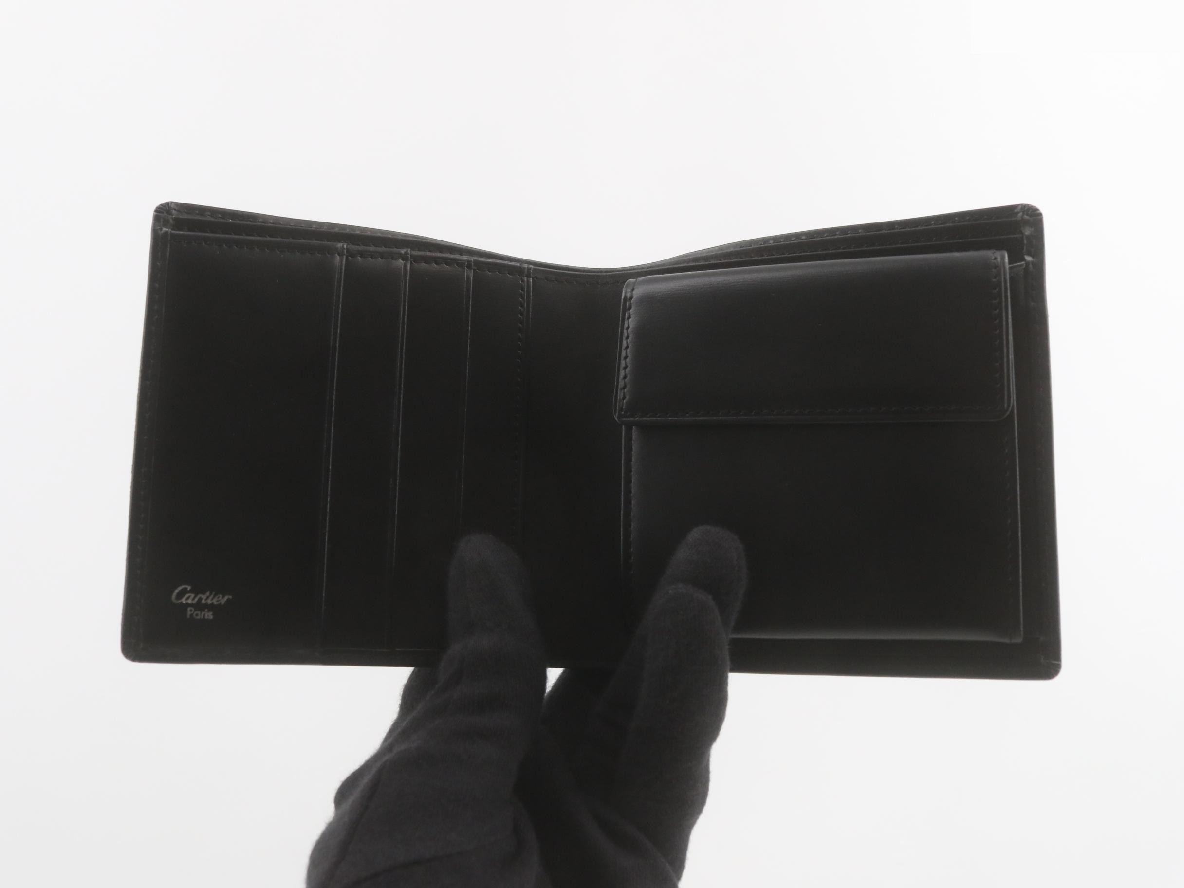 Bi-fold leather wallet, black, with S-shaped hardware. — view 4