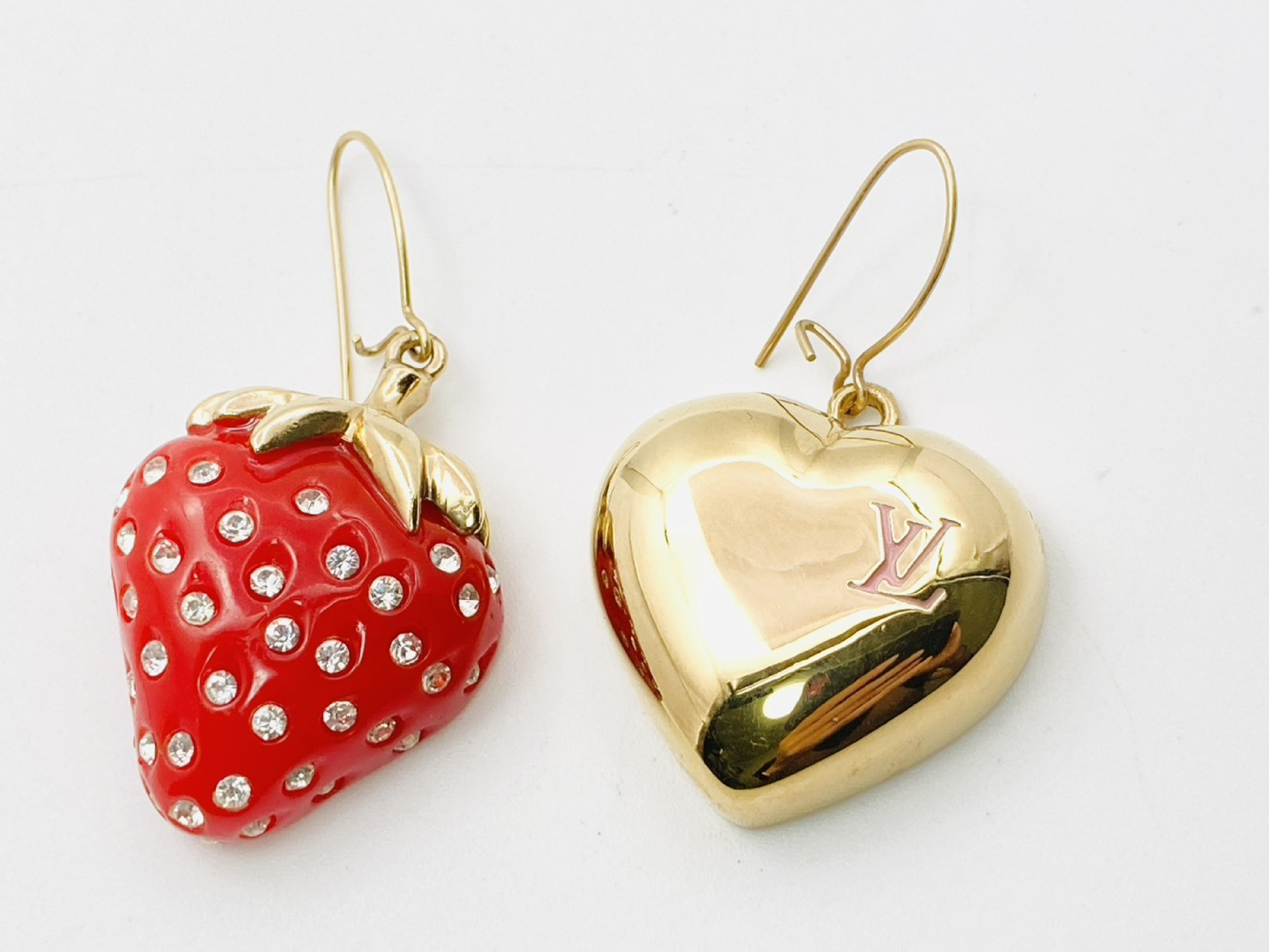 M64922 Boucle d'Oreilles Fraise Heart Strawberry Earrings GP Resin Plastic Gold x Red Asymmetrical — view 3