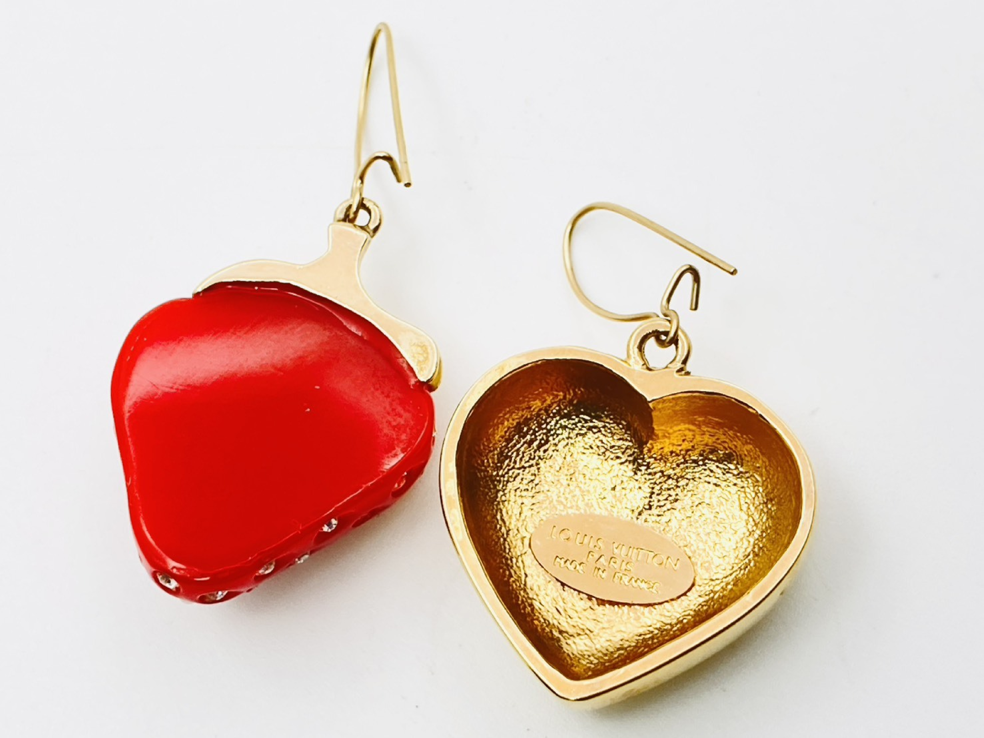 M64922 Boucle d'Oreilles Fraise Heart Strawberry Earrings GP Resin Plastic Gold x Red Asymmetrical — view 4
