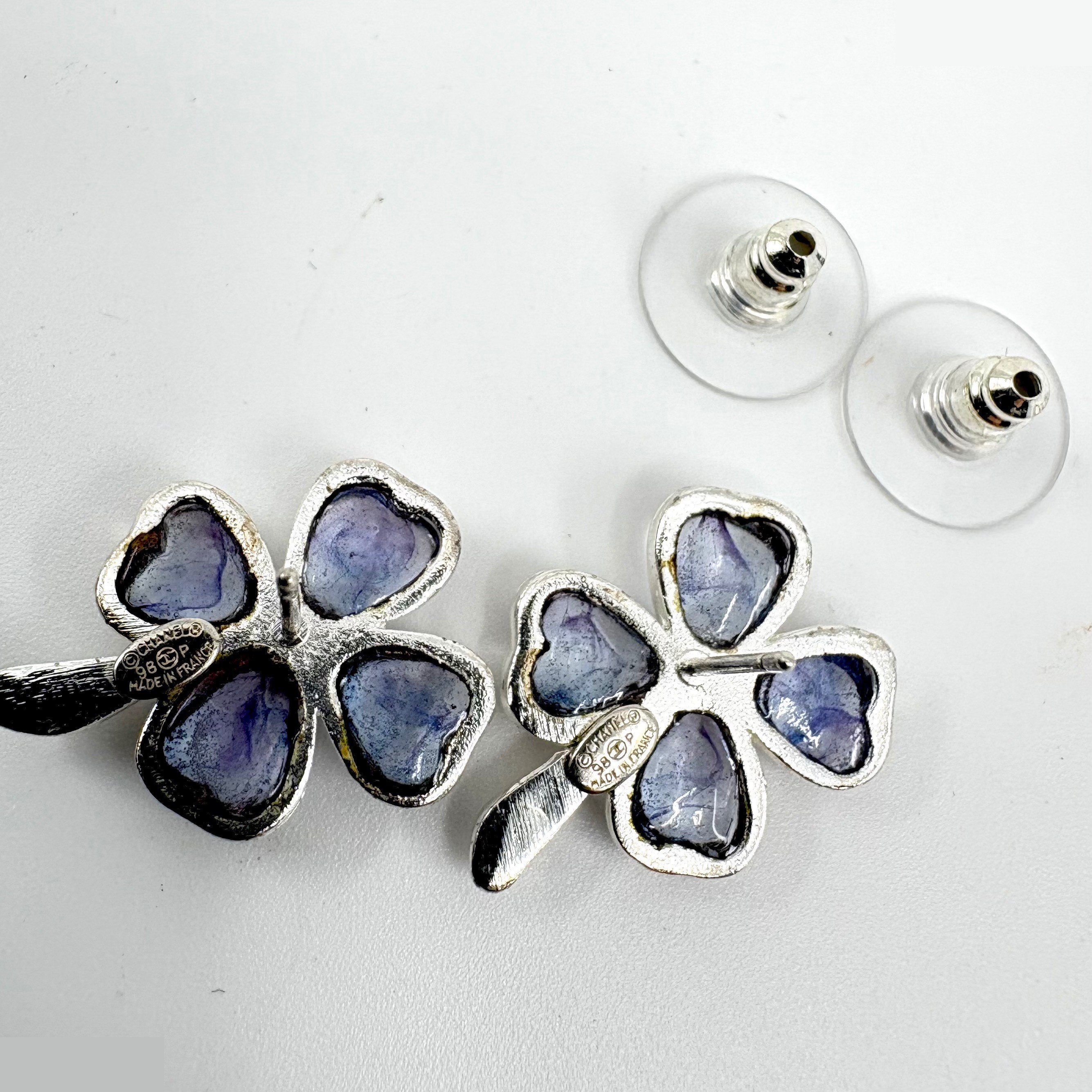 98P Clover (precious metal) earrings — view 2