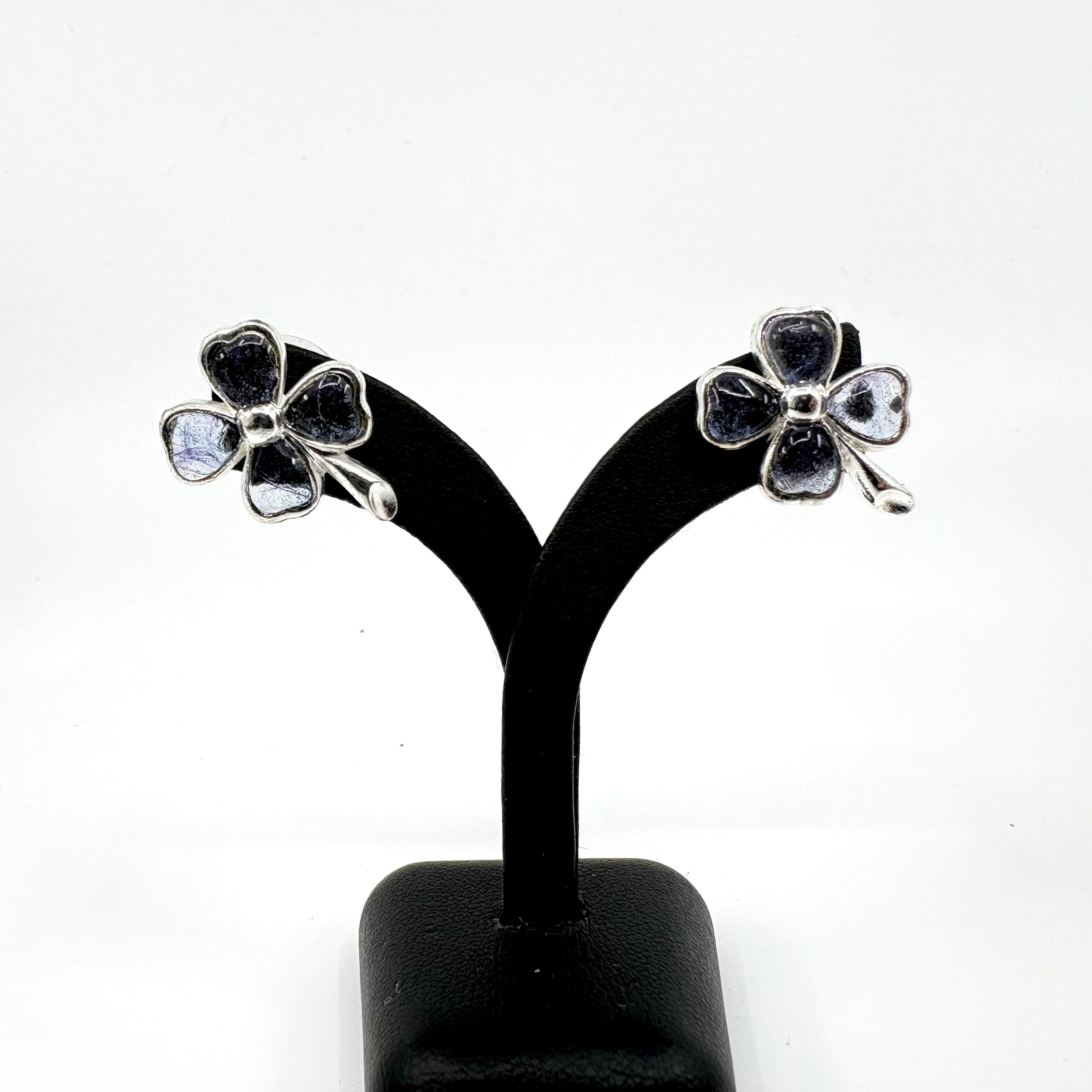 98P Clover (precious metal) earrings — view 3