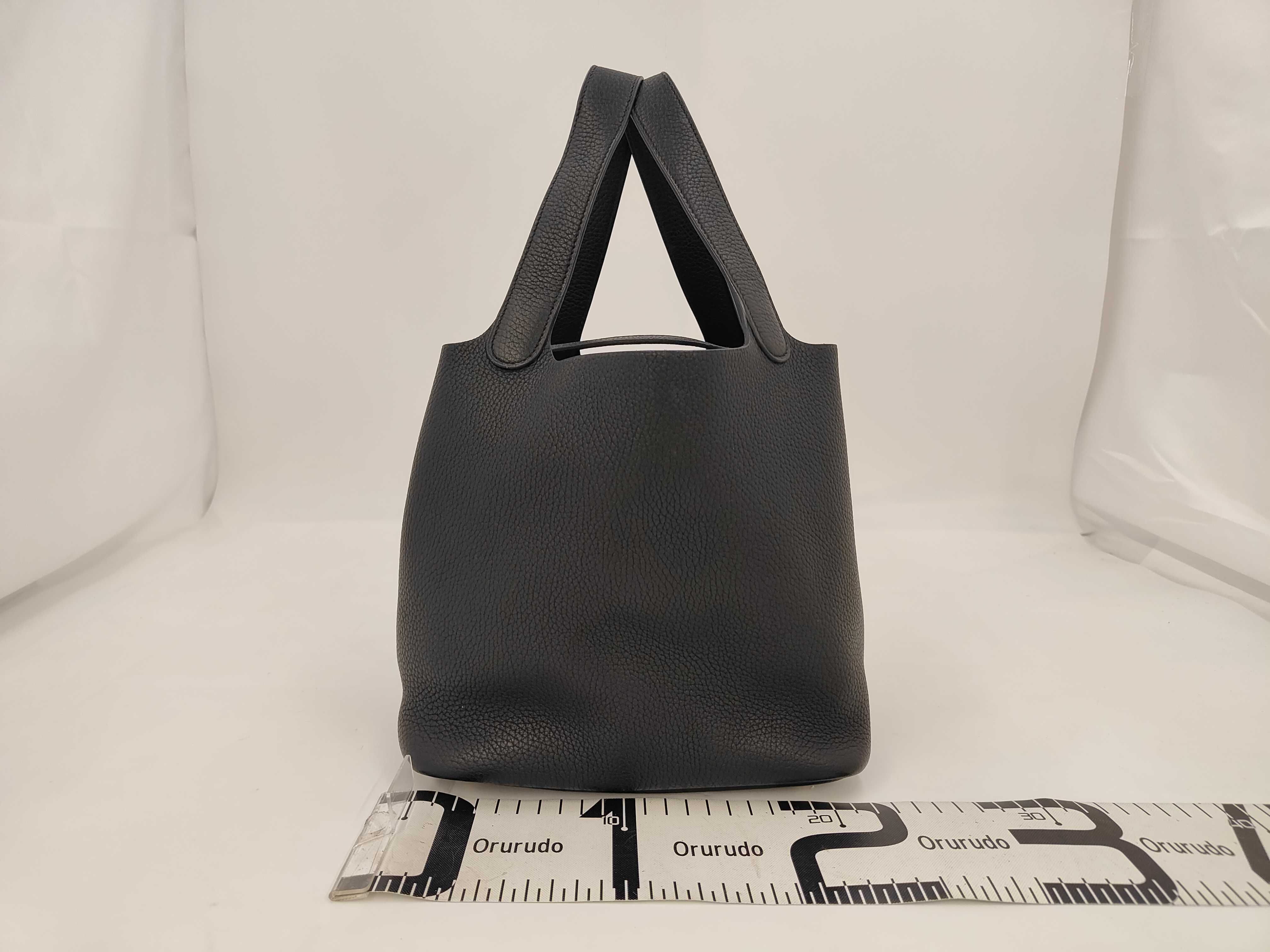 Picotin Lock MM handbag in Taurillon Clemence leather, black with gold hardware and Y stamp. — view 2