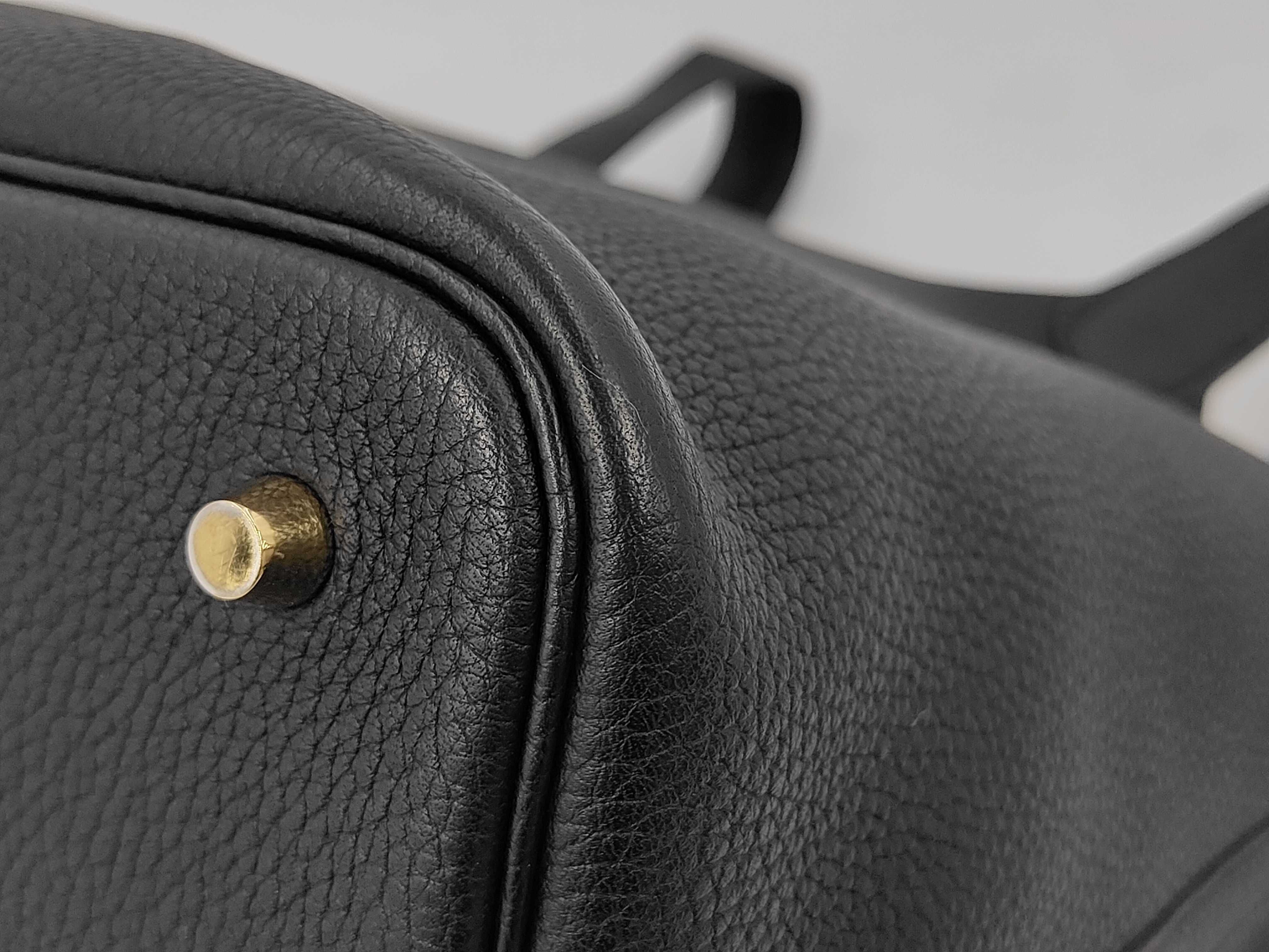 Picotin Lock MM handbag in Taurillon Clemence leather, black with gold hardware and Y stamp. — view 3