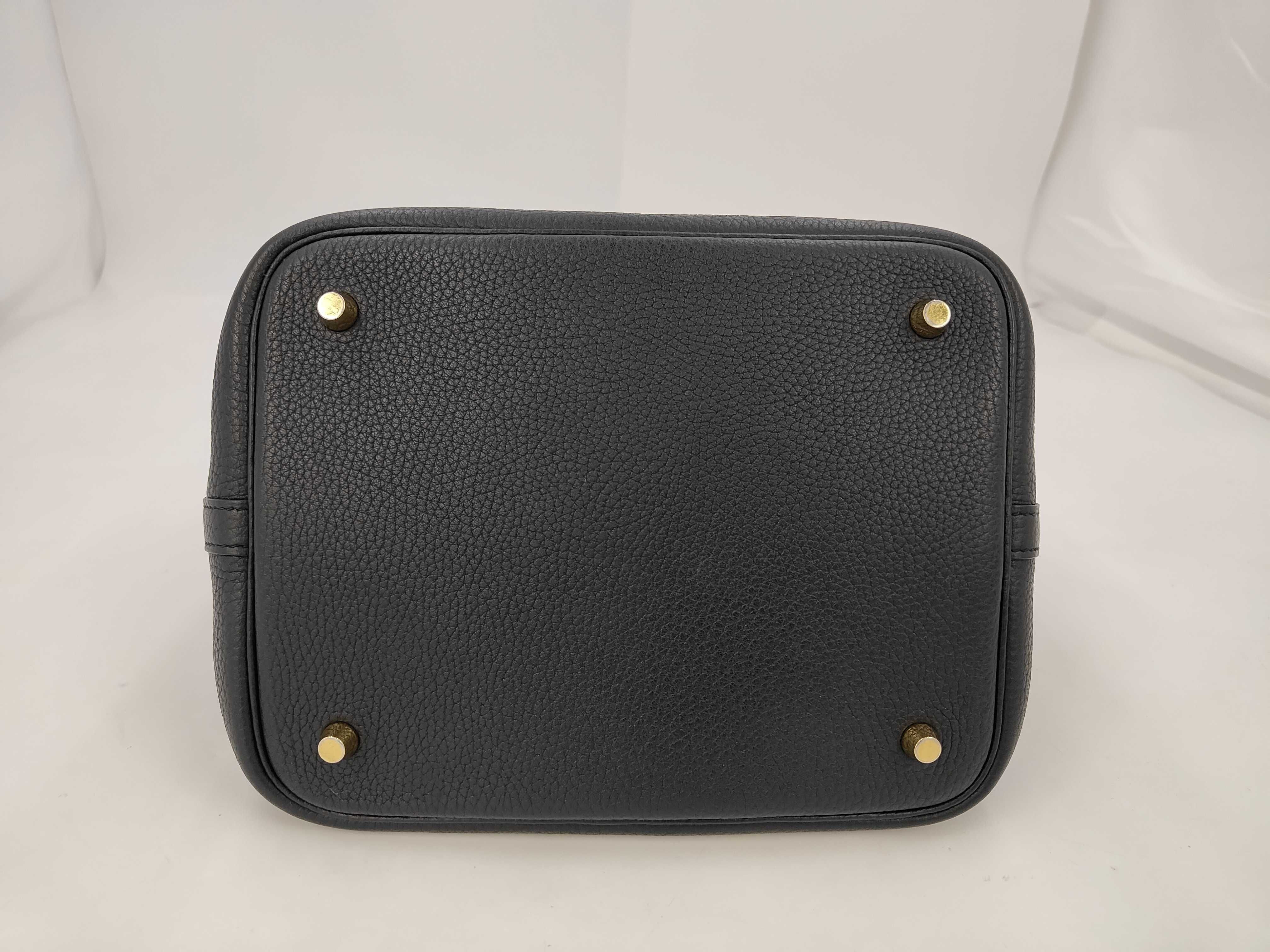 Picotin Lock MM handbag in Taurillon Clemence leather, black with gold hardware and Y stamp. — view 4