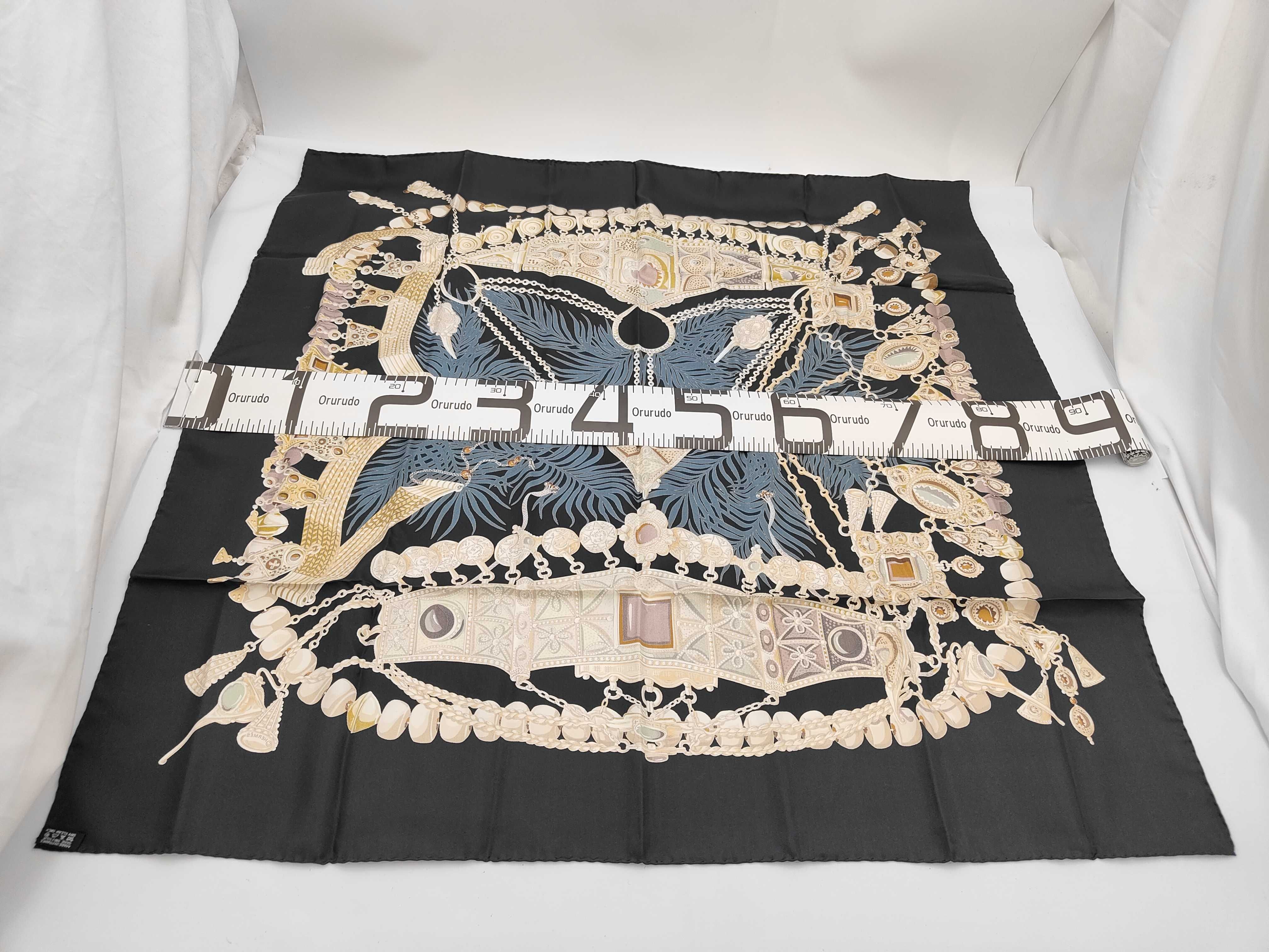 scarf (large) and other accessories — view 2