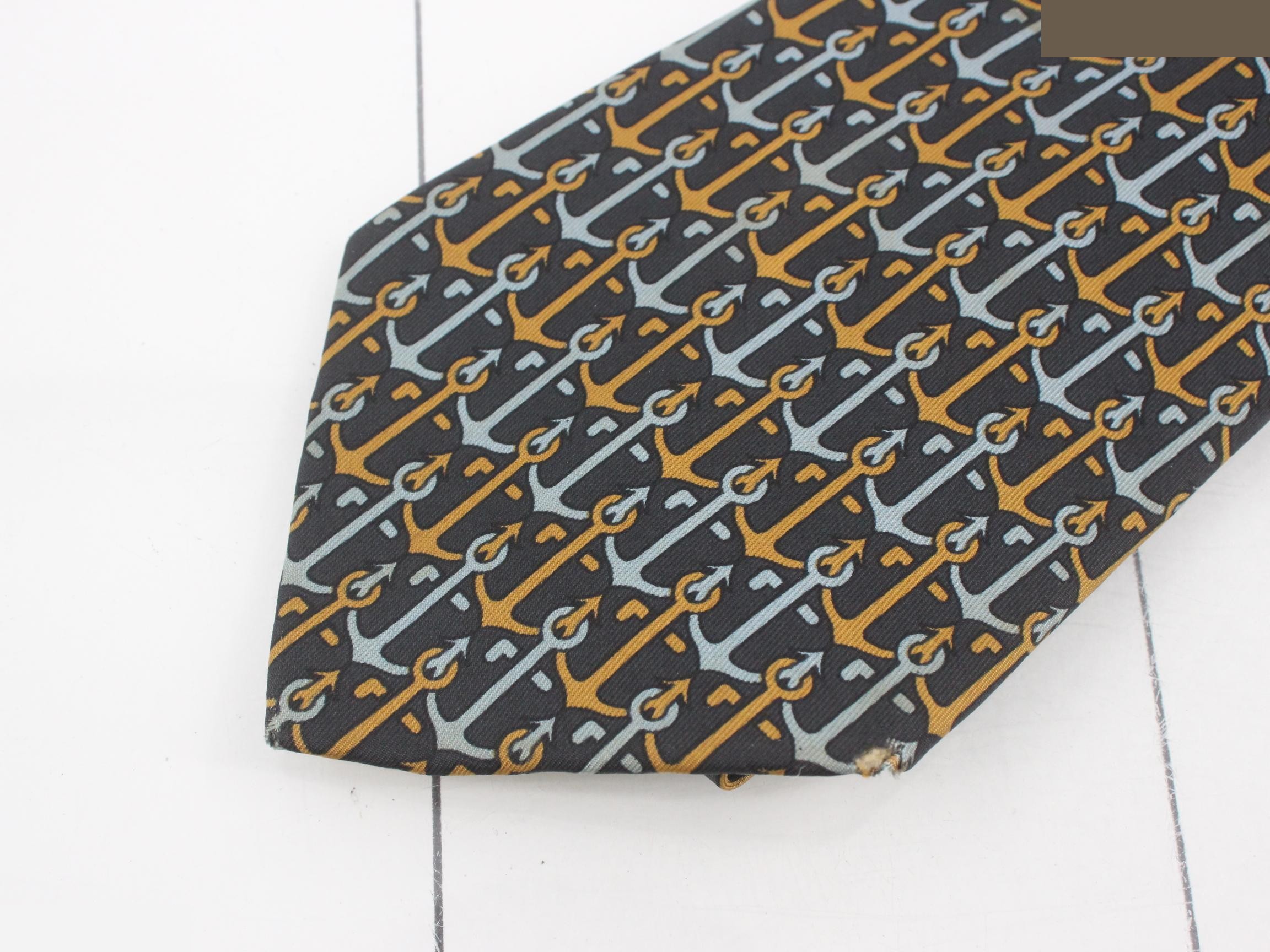 tie — view 3