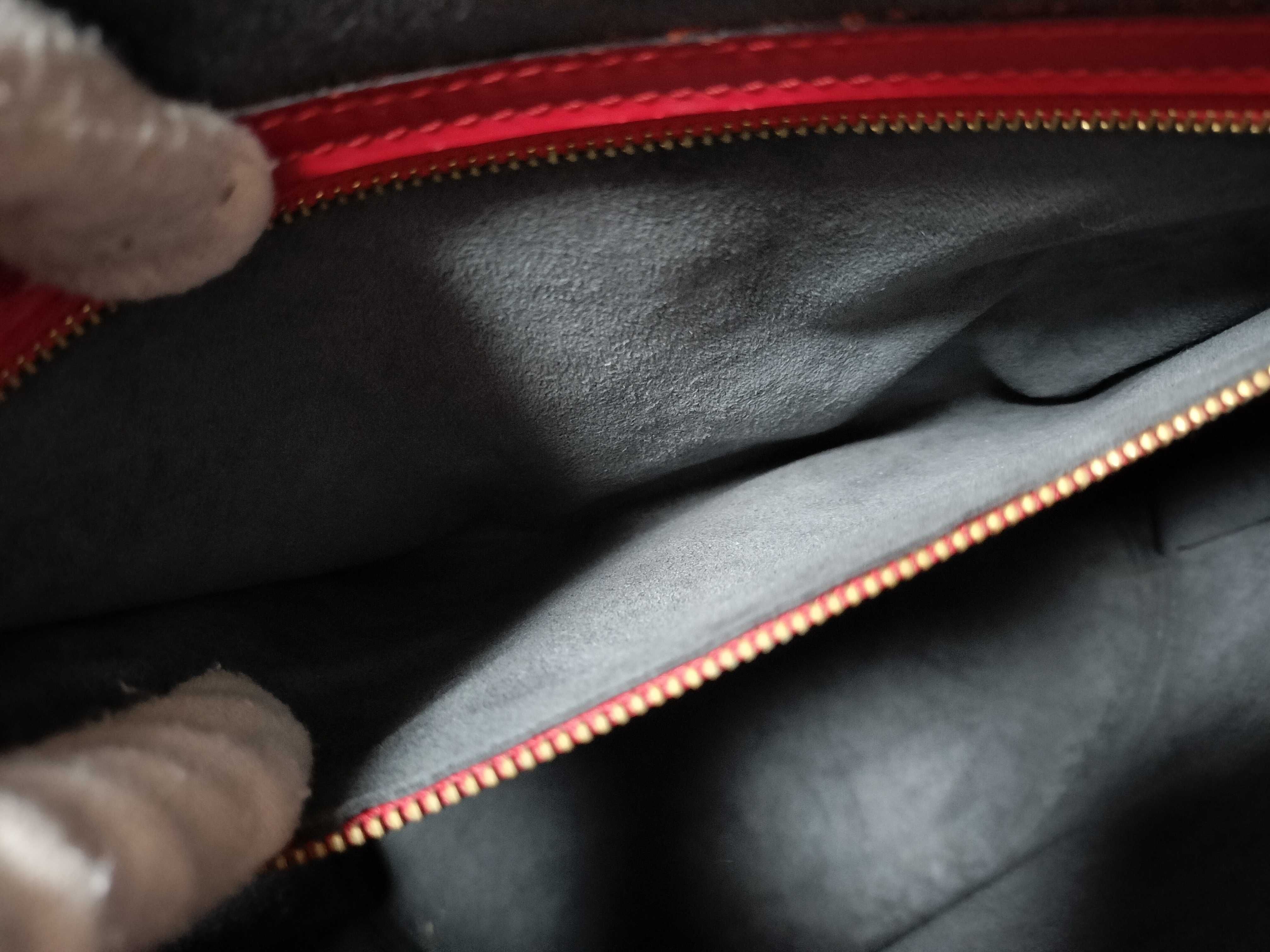 Epi Saint Jacques Epi Red M52267 Tote Bag — view 11