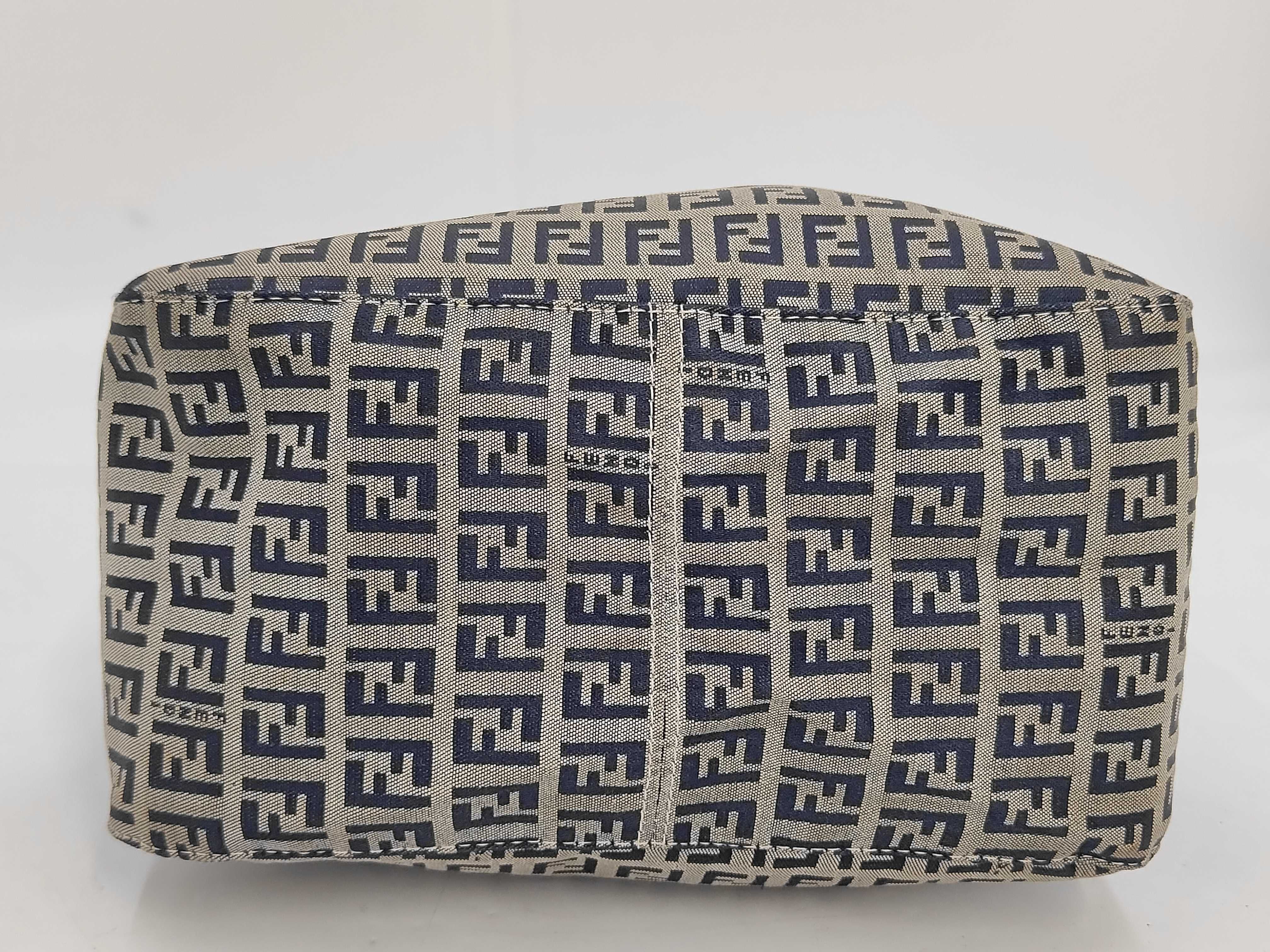 handbag — view 4