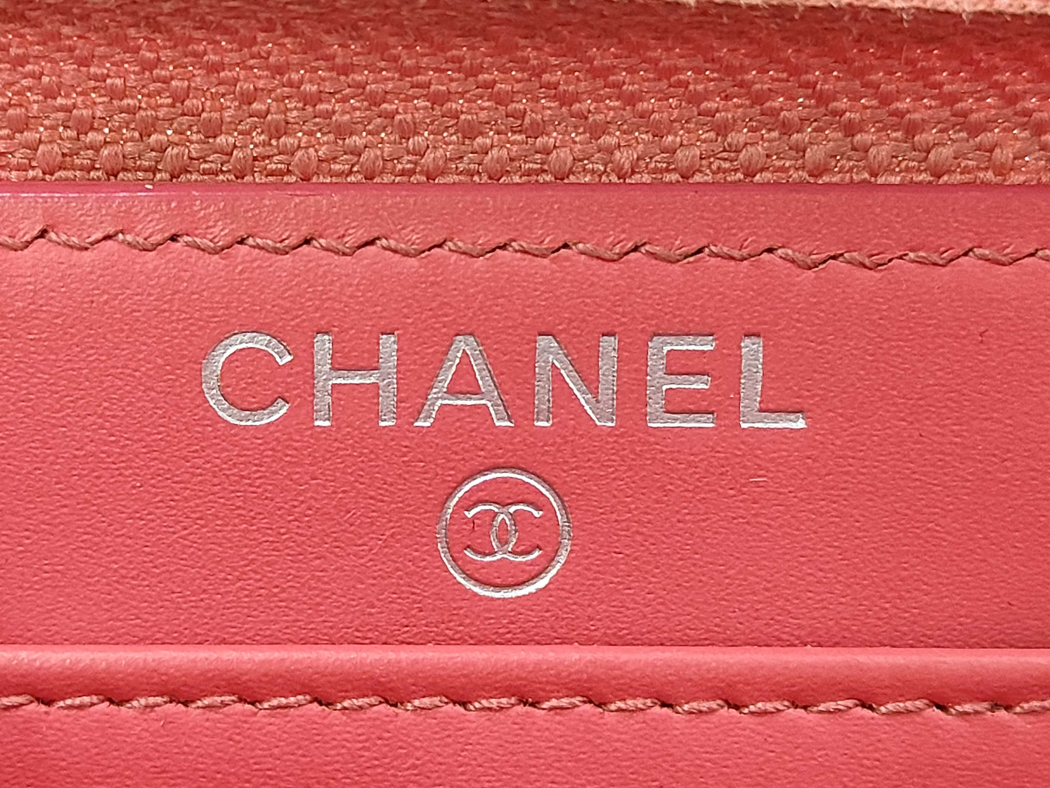 Round Zipper Caviar Leather Pink Long Wallet — view 10