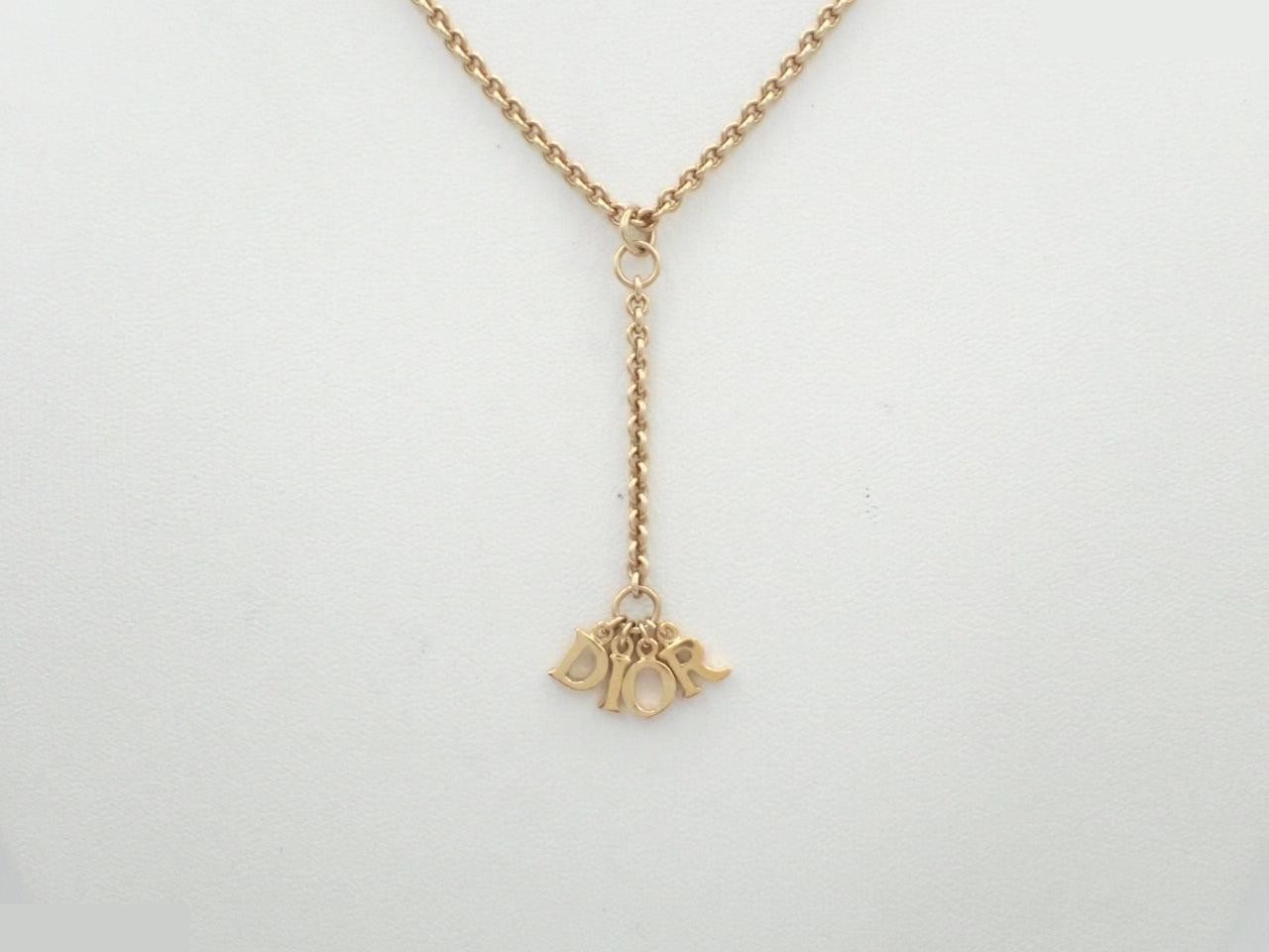 Other lines: Precious metals, necklaces, pendants, chains approximately 40cm long.