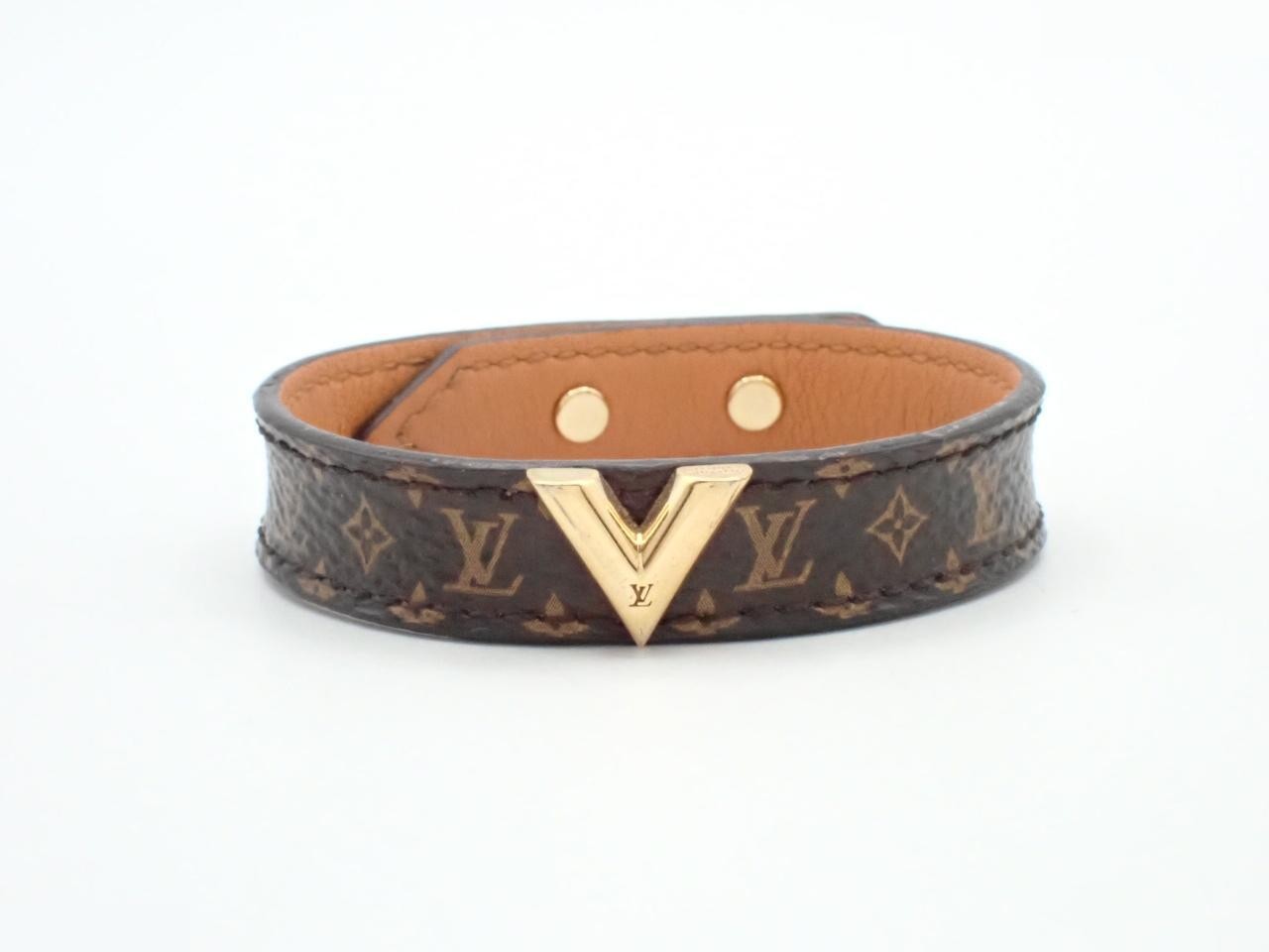 Essential V bracelet, wrist circumference approximately 15 cm