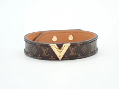 Essential V bracelet, wrist circumference approximately 15 cm