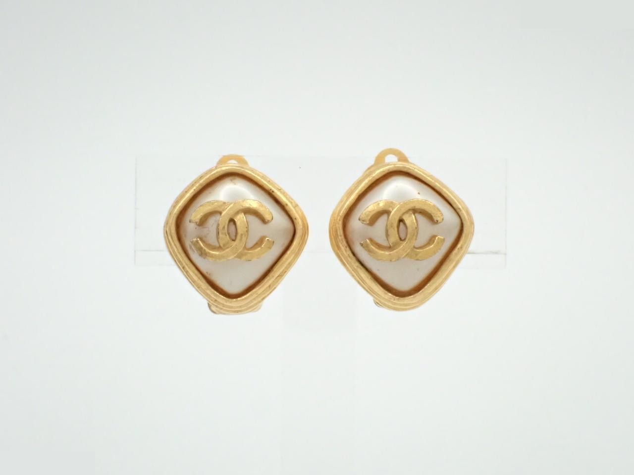 Earrings with Coco Mark design, gold.