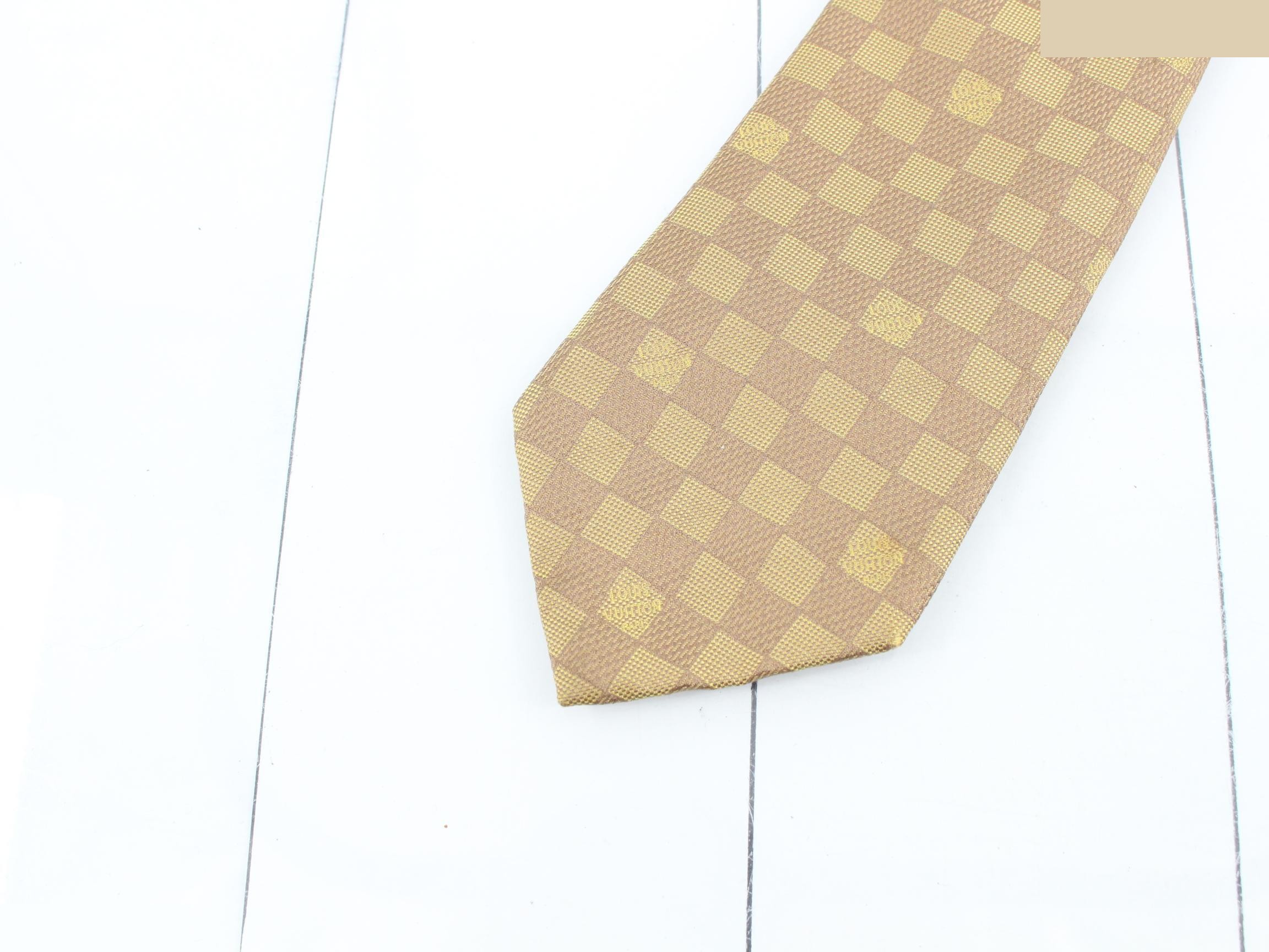 tie — view 3