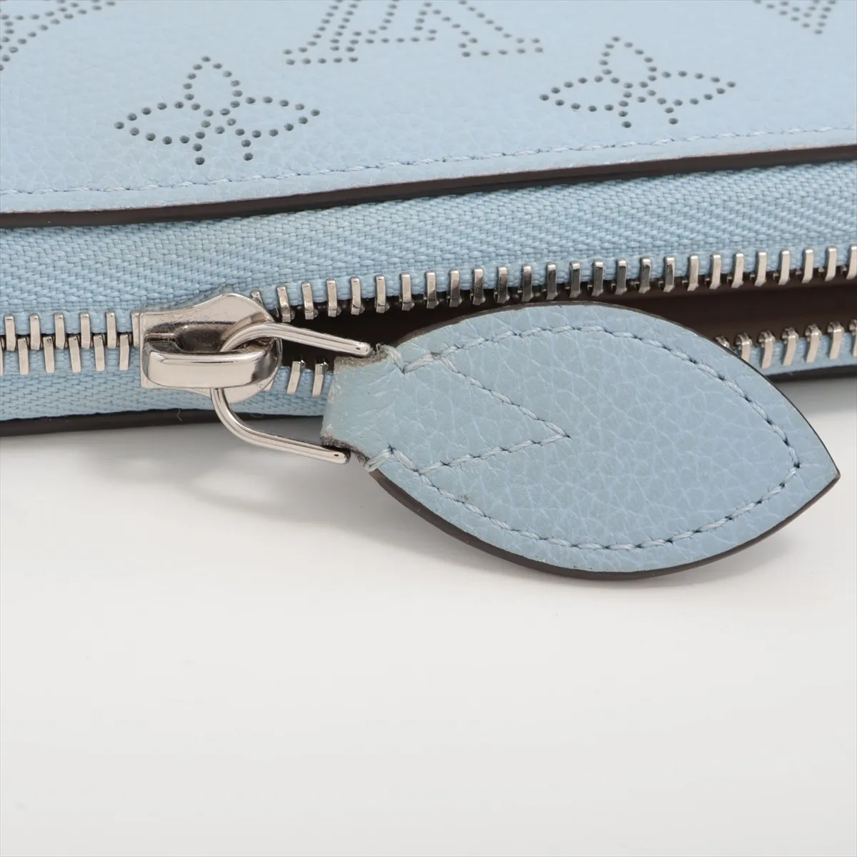 Mahina Zippy Wallet M29052, serial number unknown, blue, round zip wallet — view 13