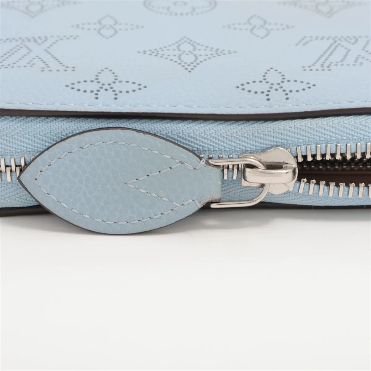 Mahina Zippy Wallet M29052, serial number unknown, blue, round zip wallet — view 14