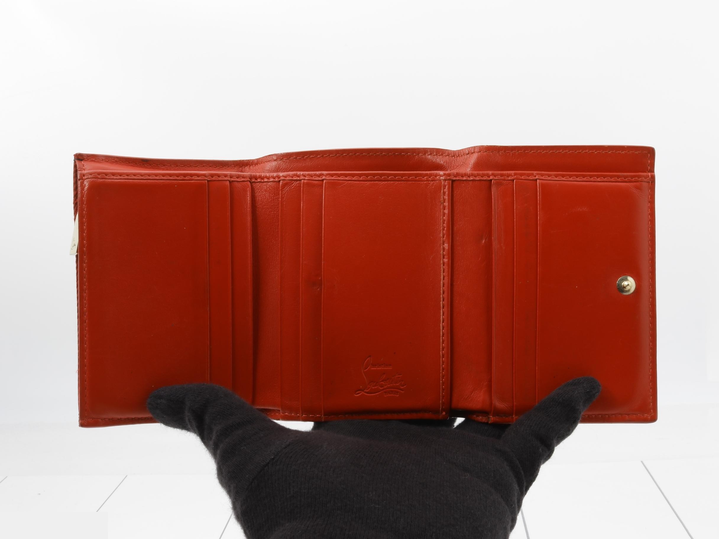 trifold wallet with logo hardware. — view 4