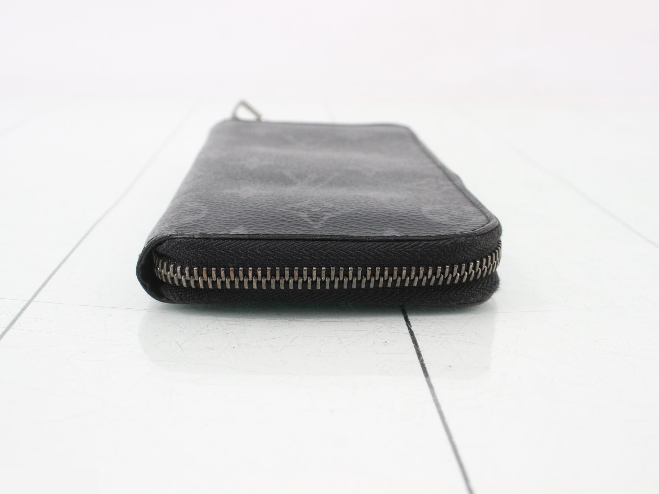 M62295 Zippy Wallet Vertical — view 3