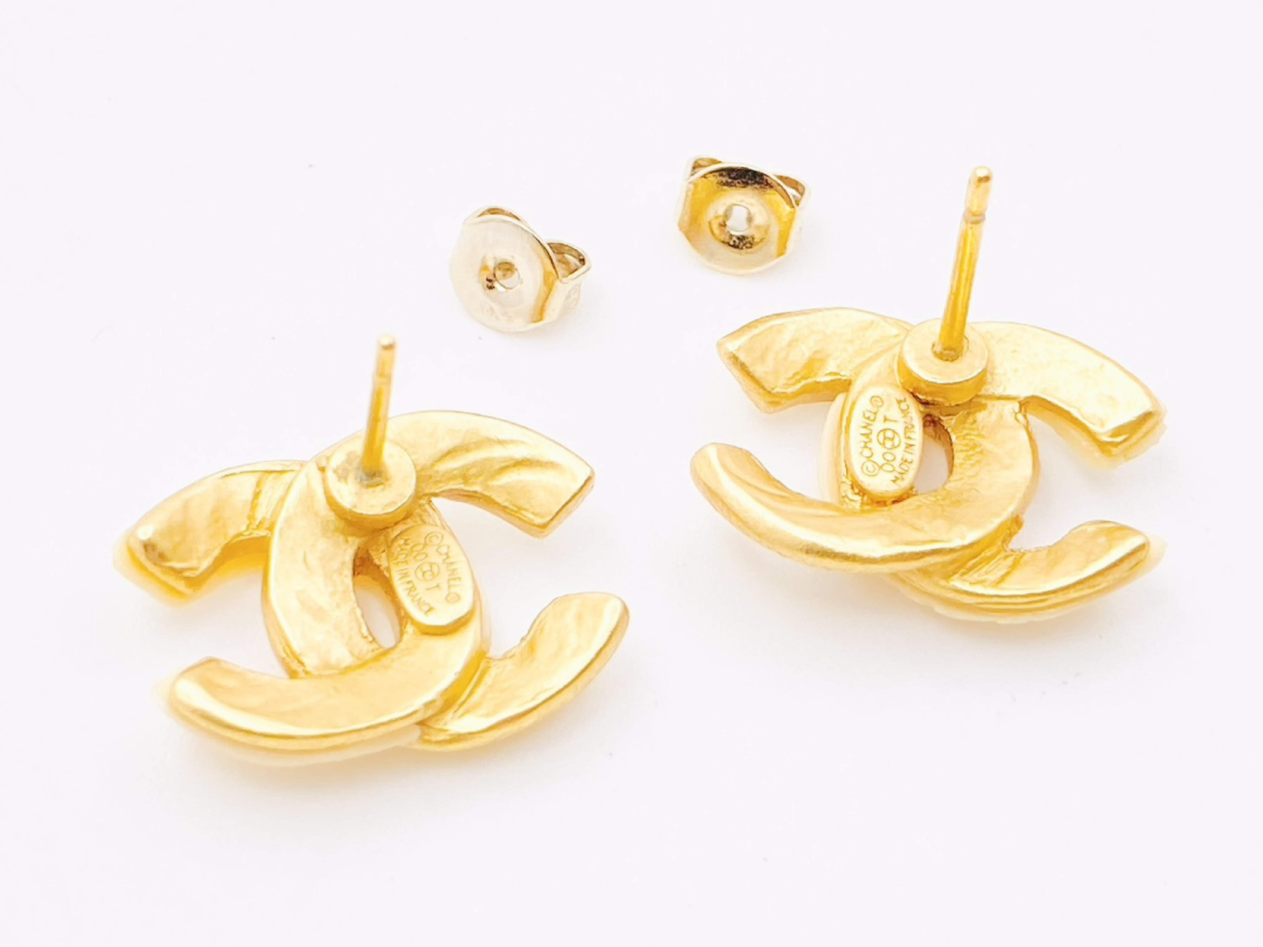 Coco Mark Earrings 00T Gold x Ivory Earrings — view 3