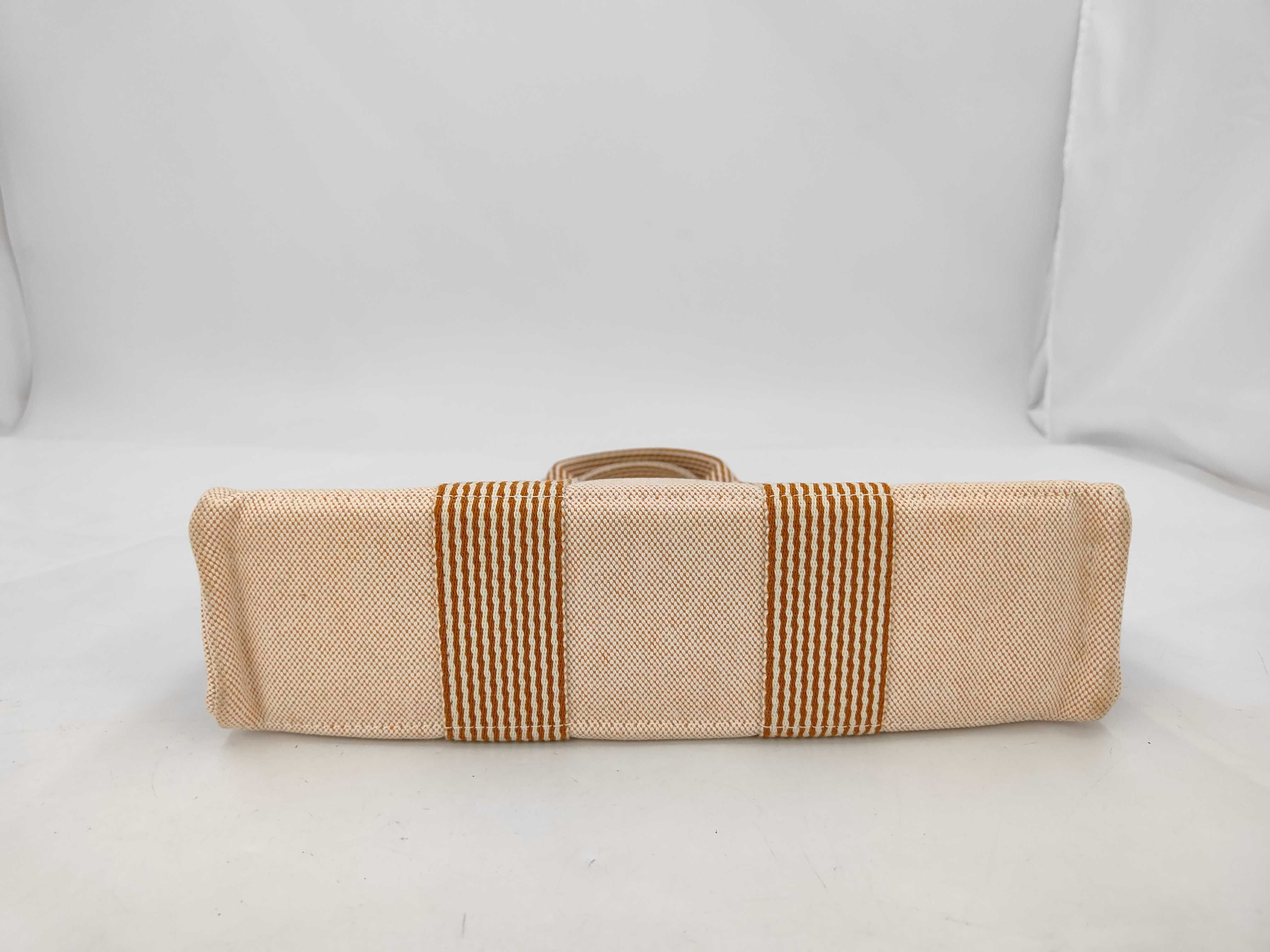 Her handbag — view 4