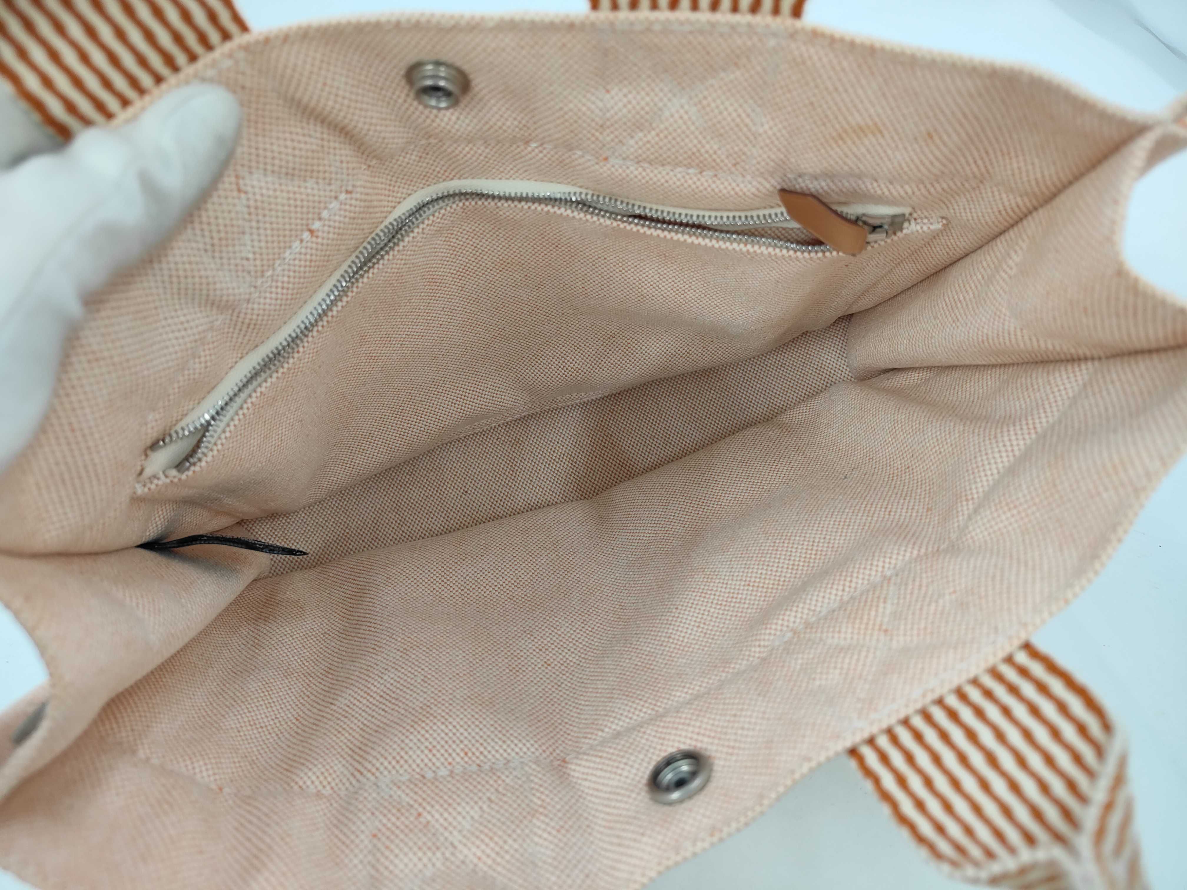 Her handbag — view 8