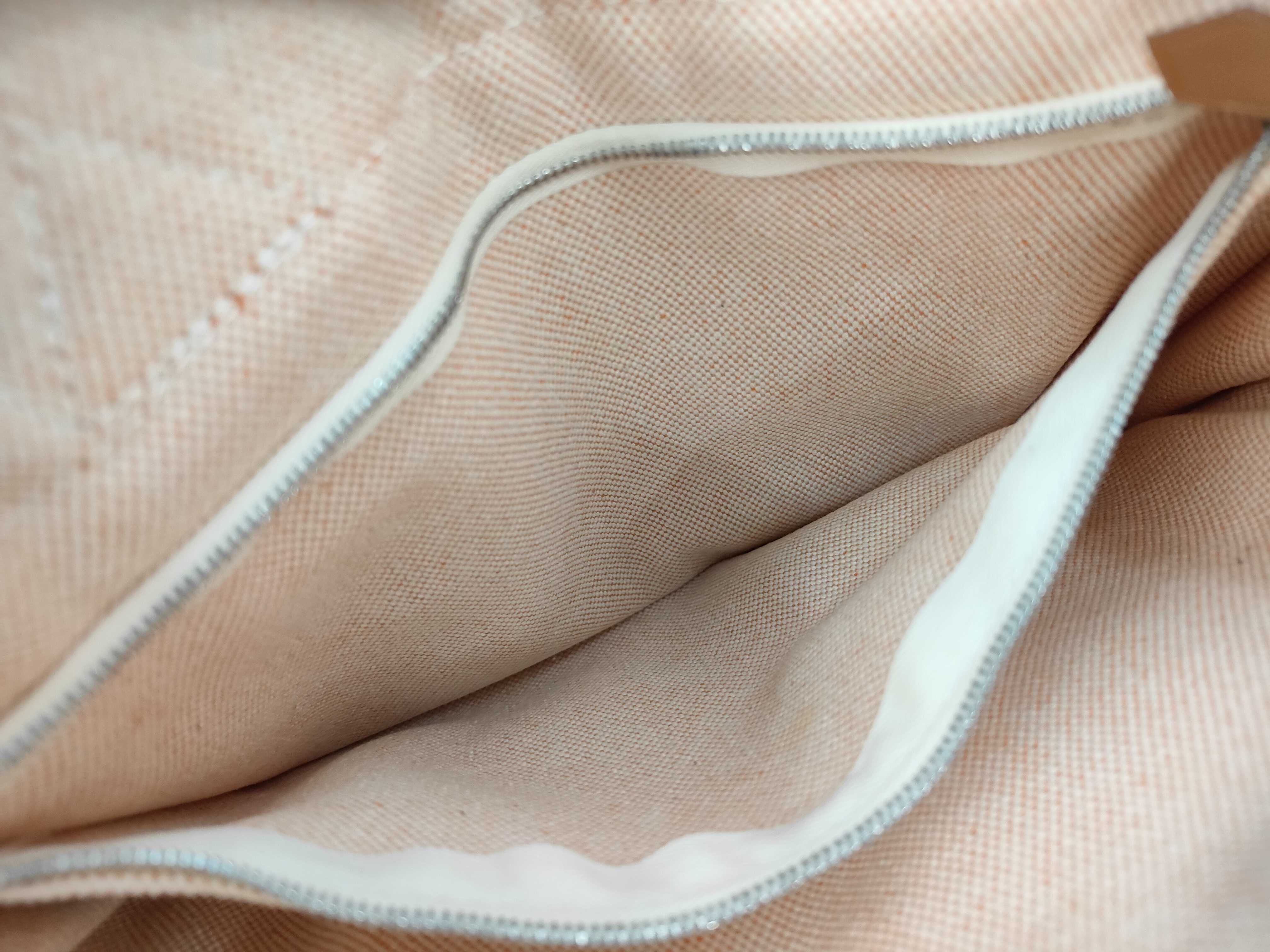 Her handbag — view 10