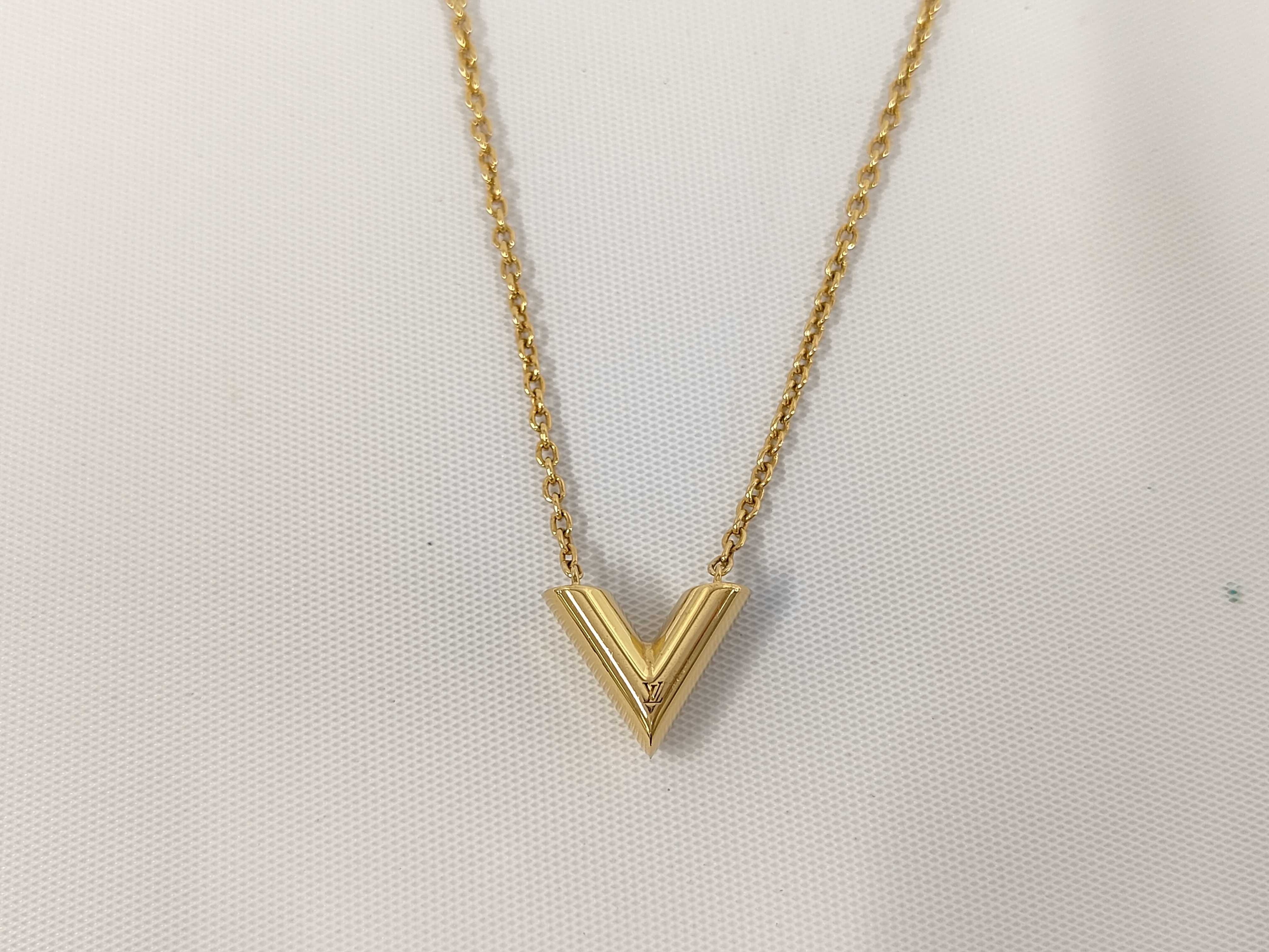Essential V Necklace