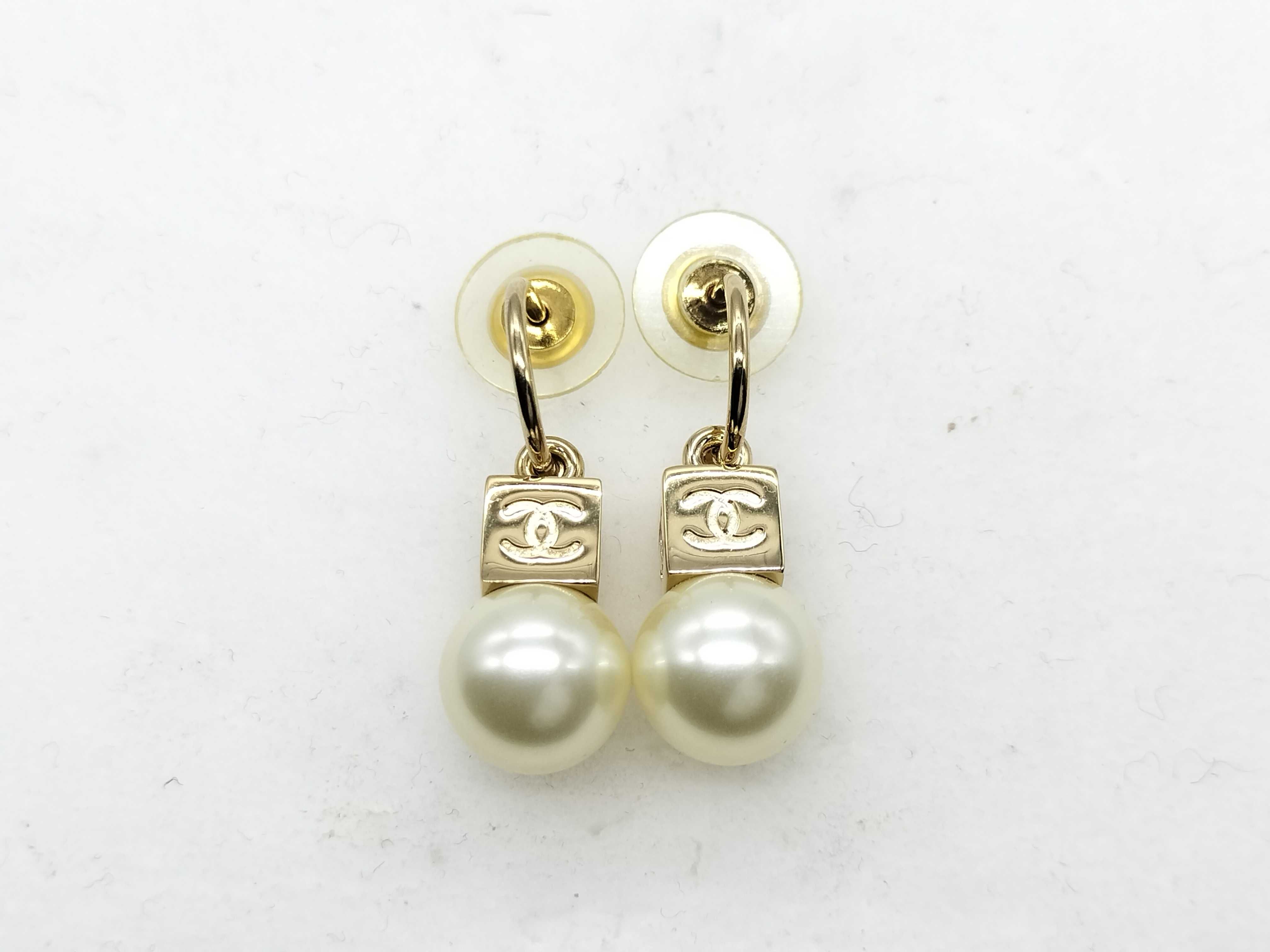 02A Cube Pearl Earrings