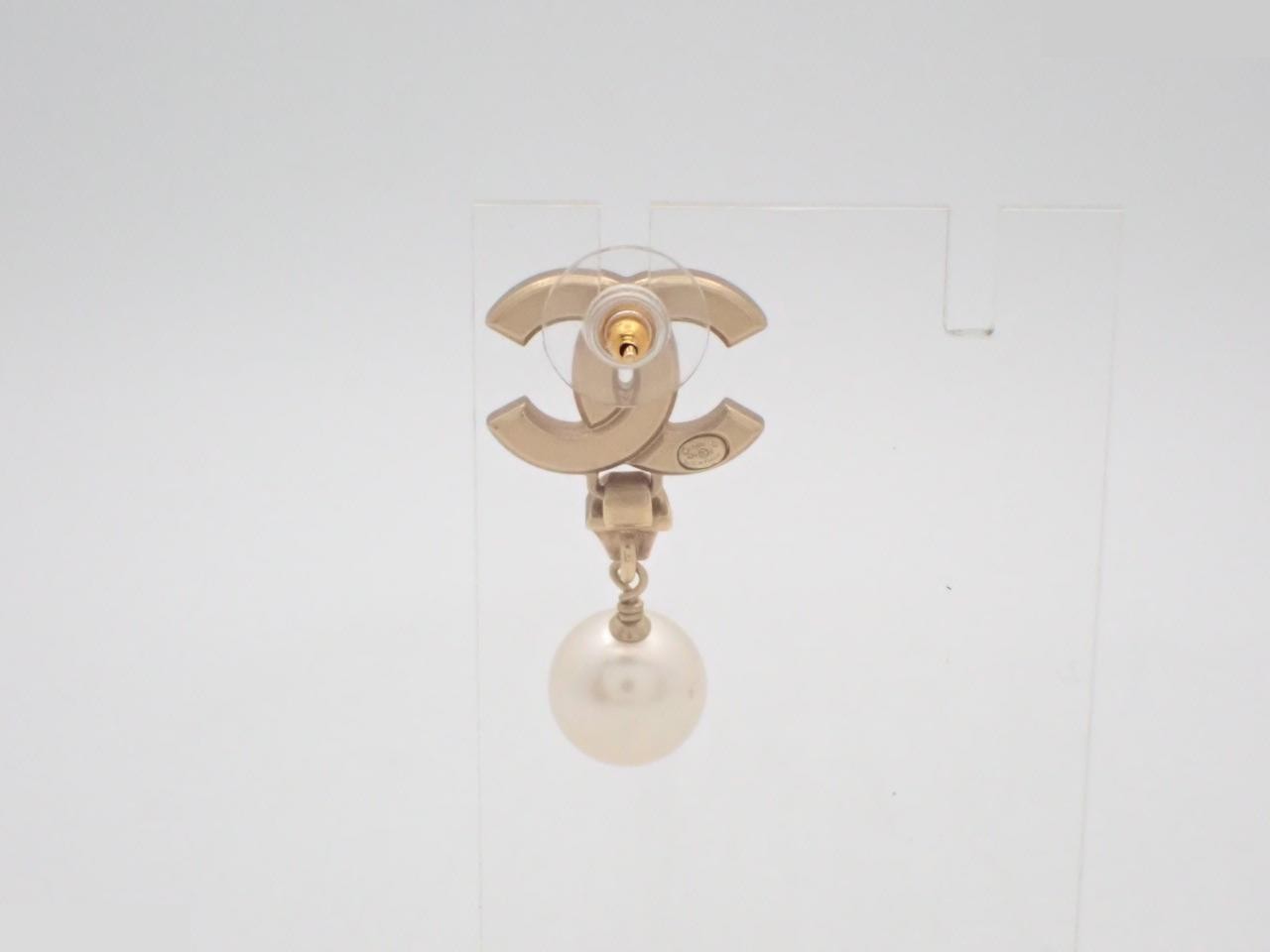 A21C Coco Mark Rhinestone Pearl Swing Earring (Single Earring) — view 2