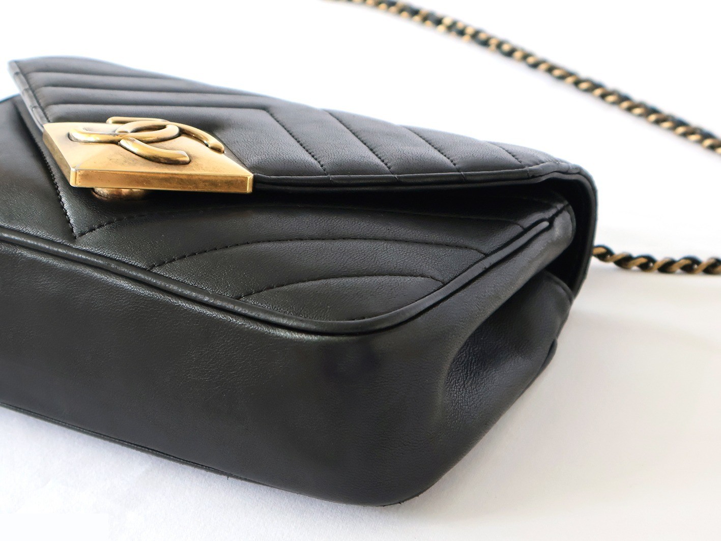 V-stitch lambskin chain shoulder bag, black — view 3