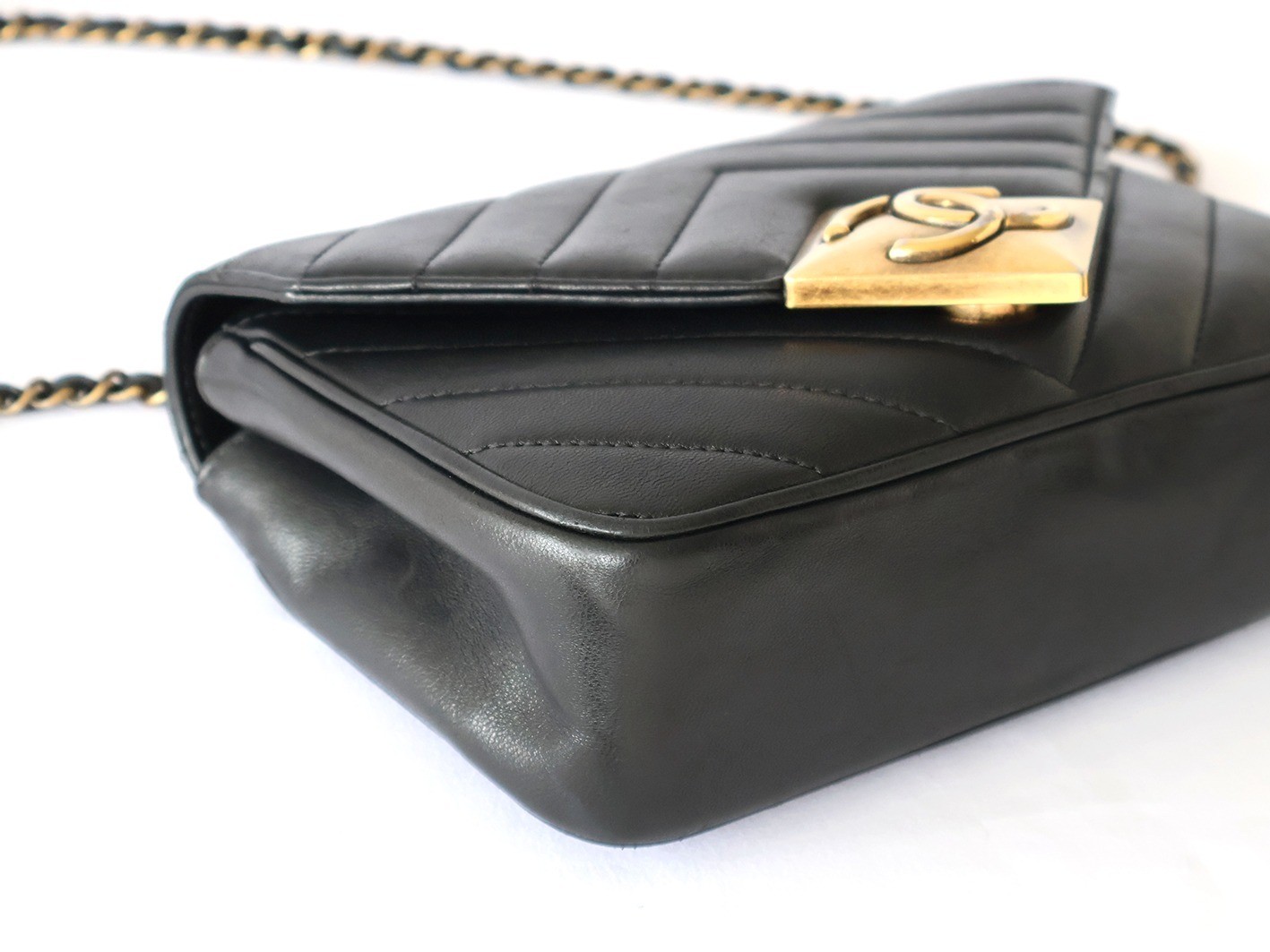 V-stitch lambskin chain shoulder bag, black — view 4