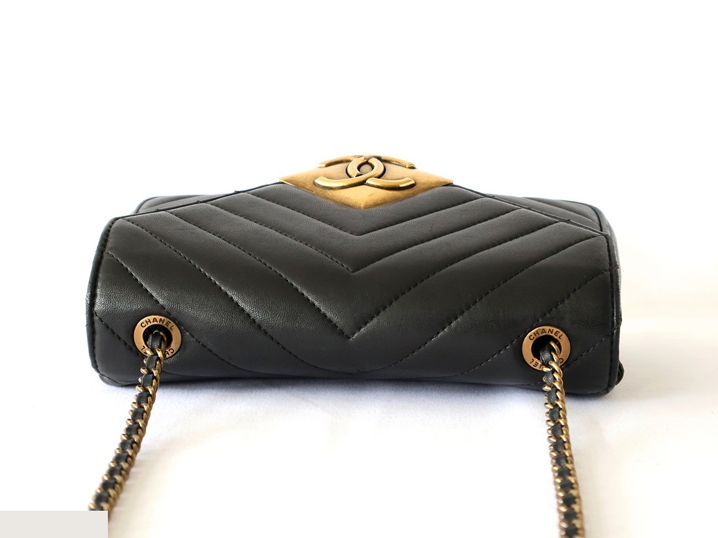 V-stitch lambskin chain shoulder bag, black — view 5