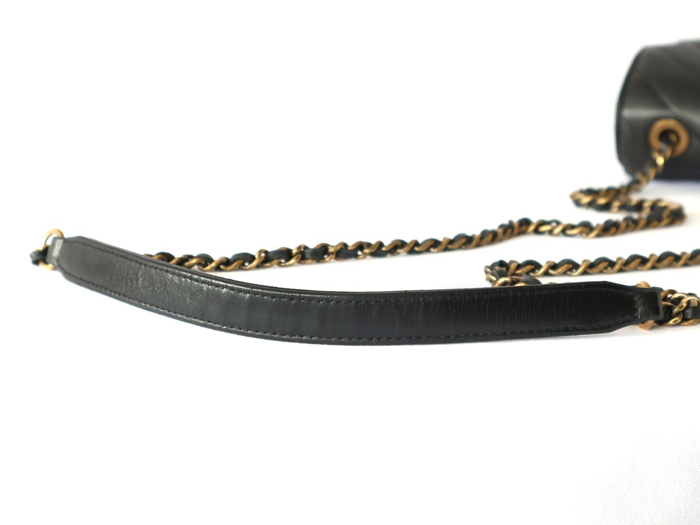 V-stitch lambskin chain shoulder bag, black — view 9