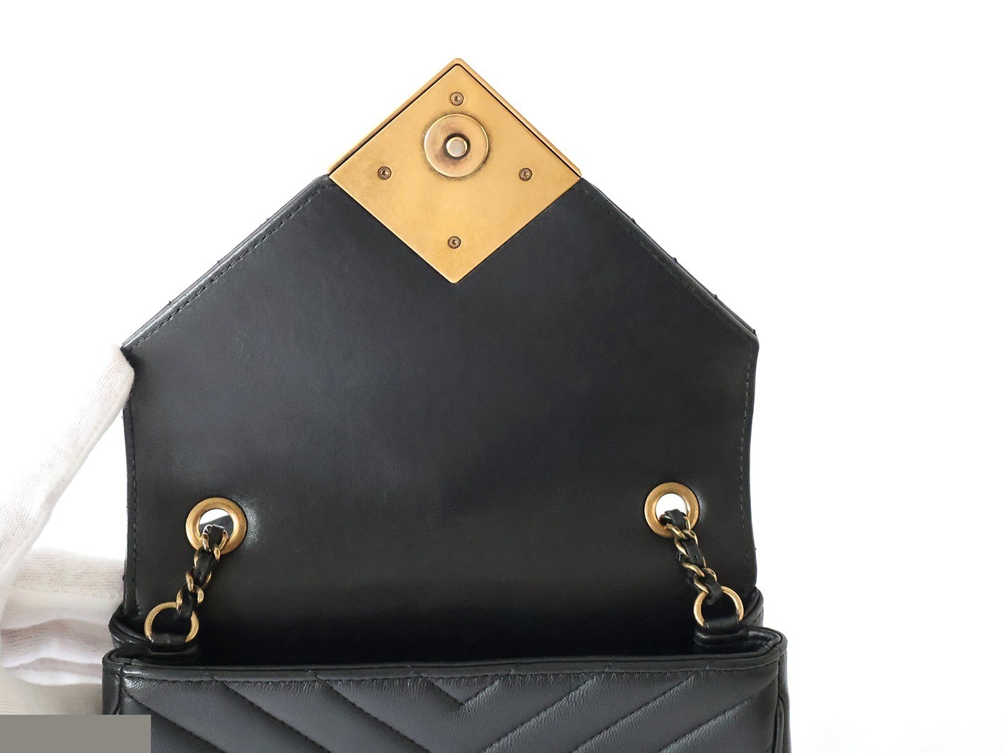 V-stitch lambskin chain shoulder bag, black — view 10