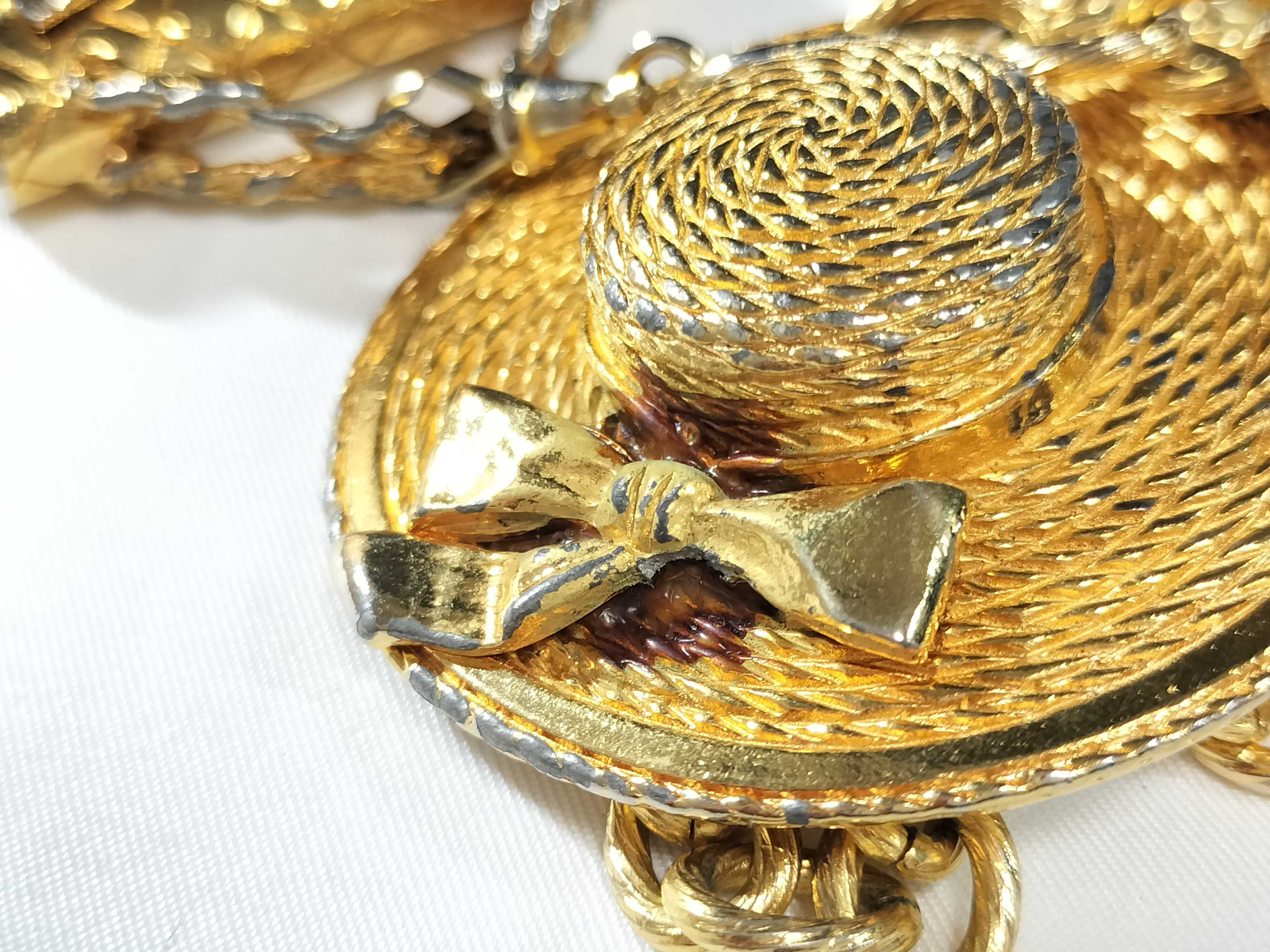Matelassé bag, hat motif chain necklace, gold, and other accessories. — view 13