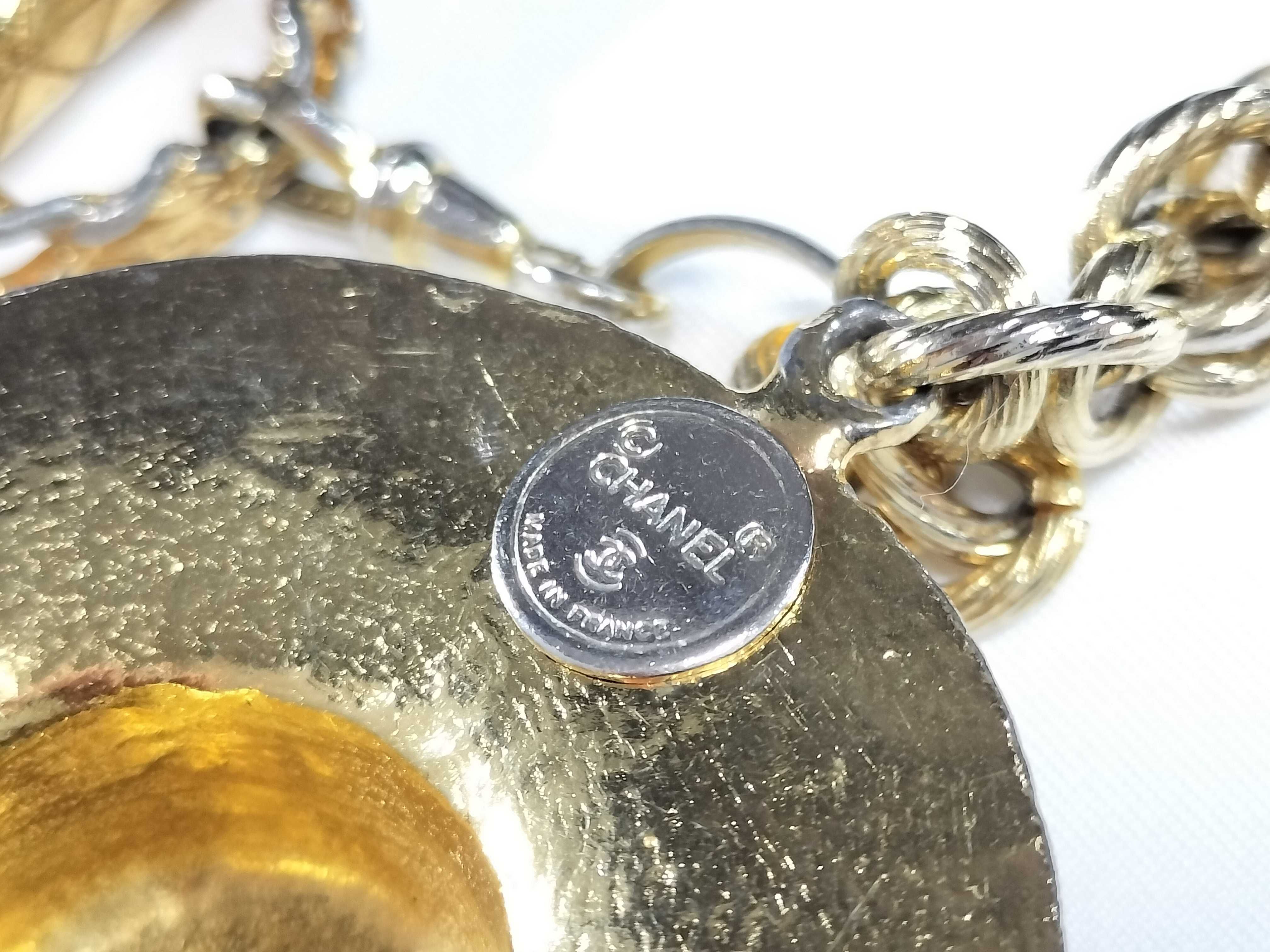 Matelassé bag, hat motif chain necklace, gold, and other accessories. — view 5