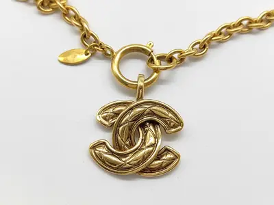 necklace with box, quilted design.