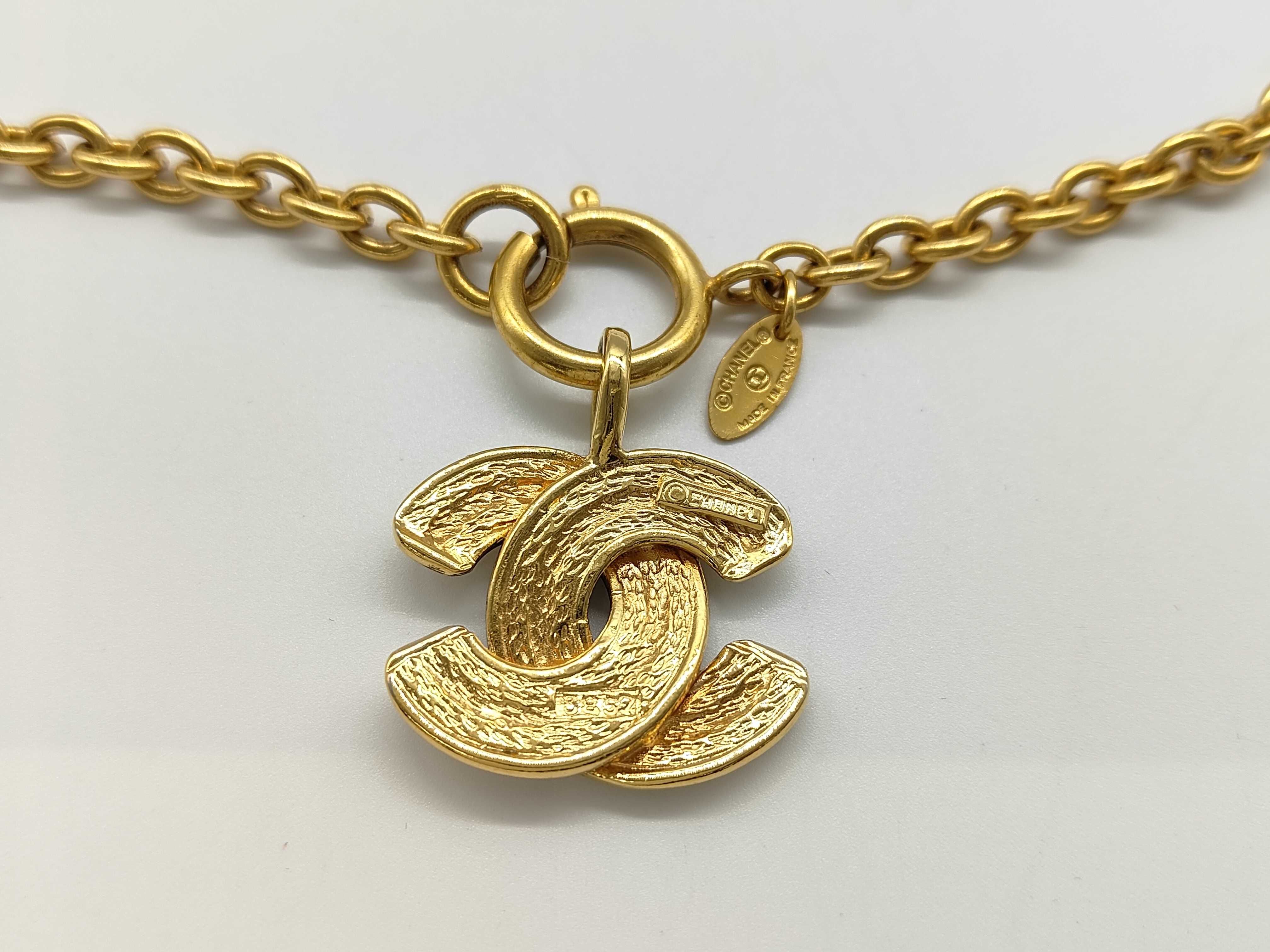 necklace with box, quilted design. — view 2