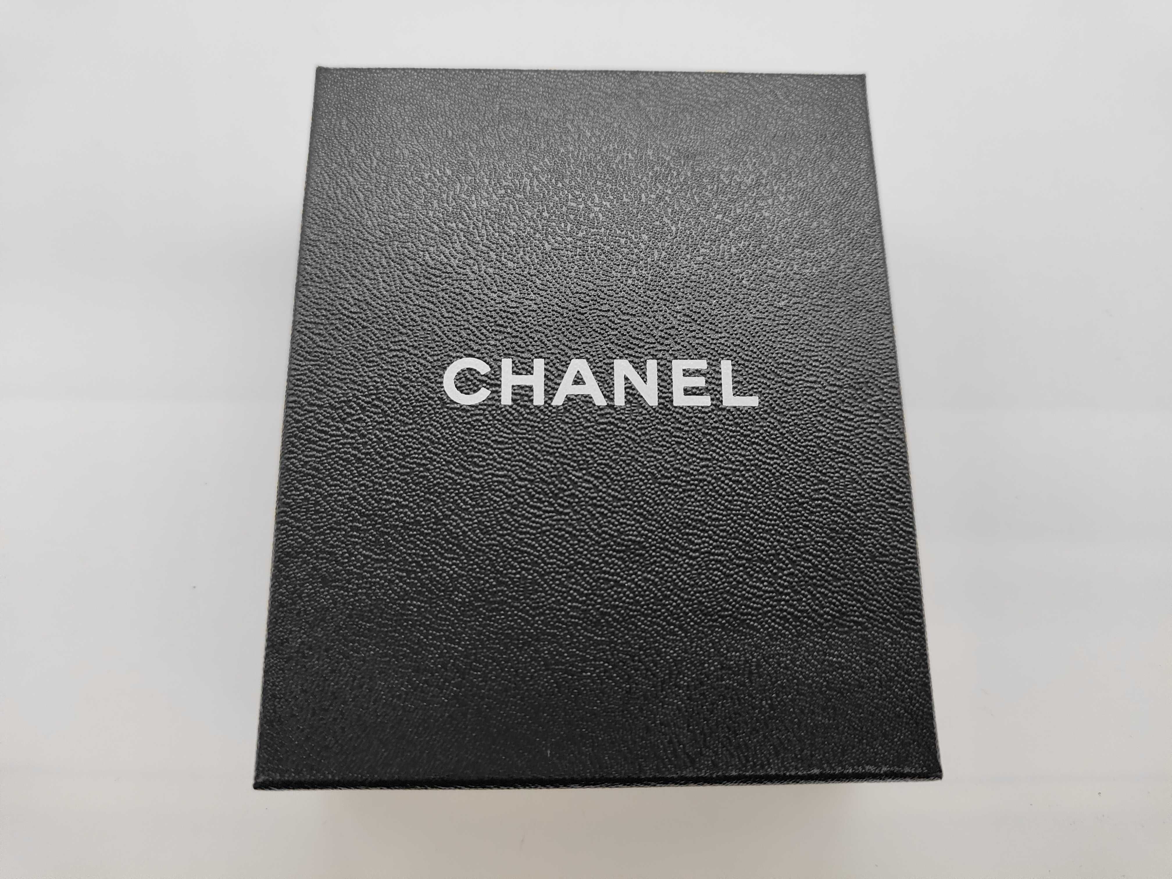necklace with box, quilted design. — view 8